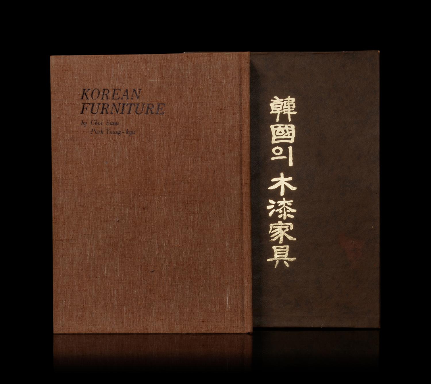 CHOI Sunu and Yong-kyu Park. Hangu geui mokchil gagu. (Korean Furniture). Seoul: Gengmei chulpansa, 1981.