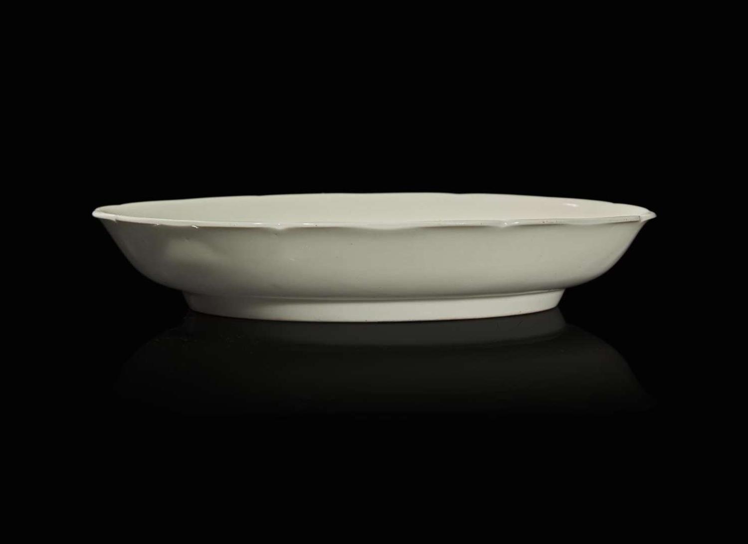 A Japanese Kakiemon palette lobed dish, circa 1700 日本柿右衛門式小碟 約1700年