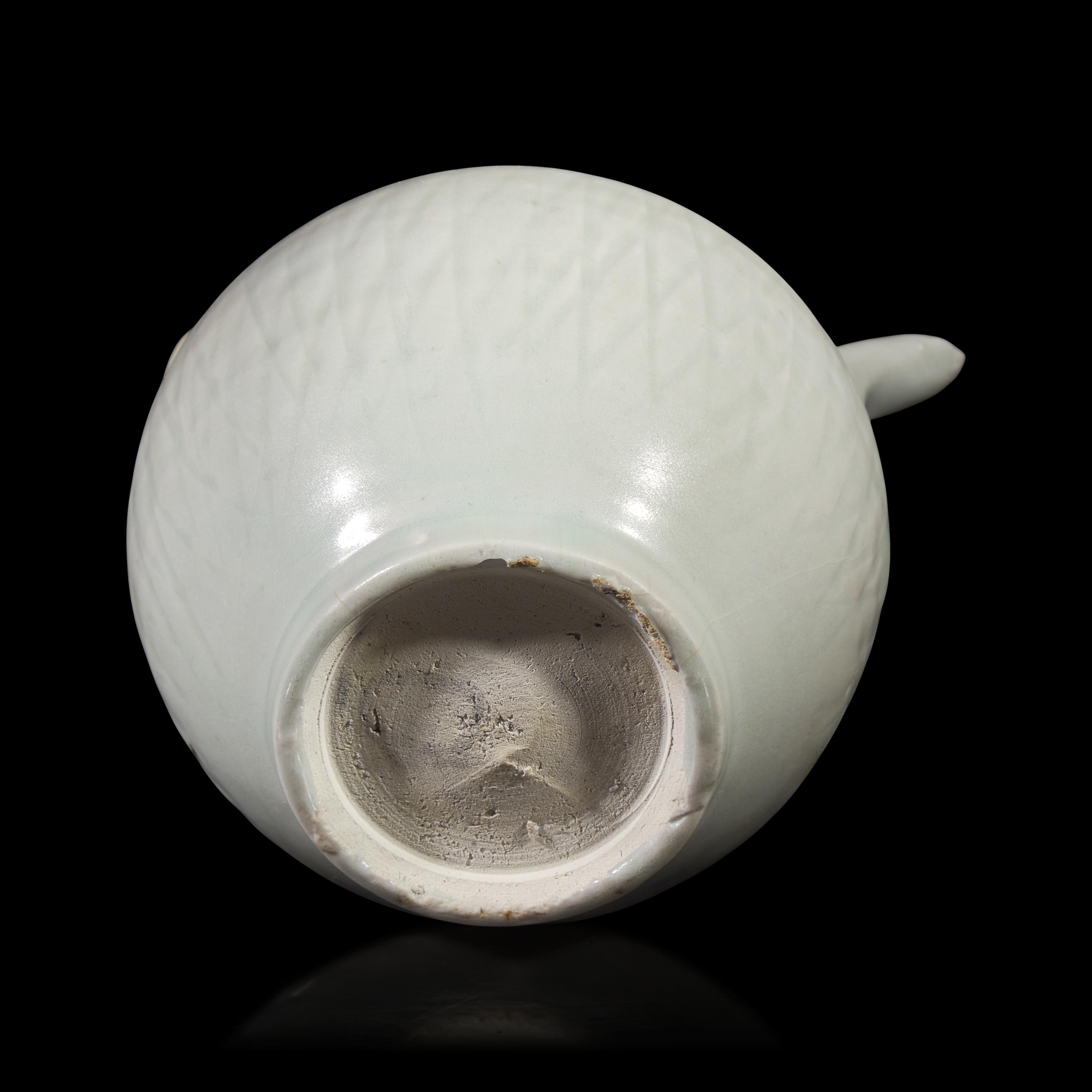 A Chinese White Glazed Porcelain Ewer — 白釉執壺