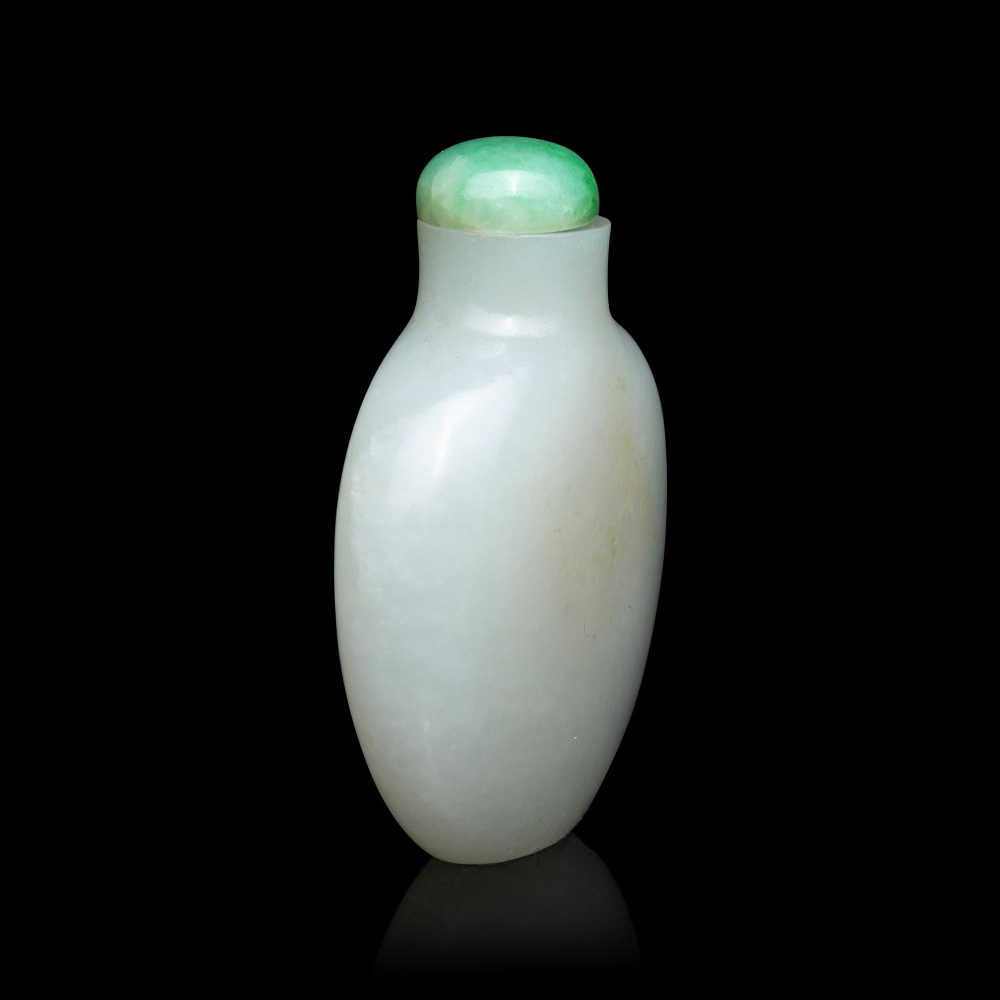 A Chinese White Jade Snuff Bottle, 18th/19th Century 清中期 白玉素面鼻烟壺