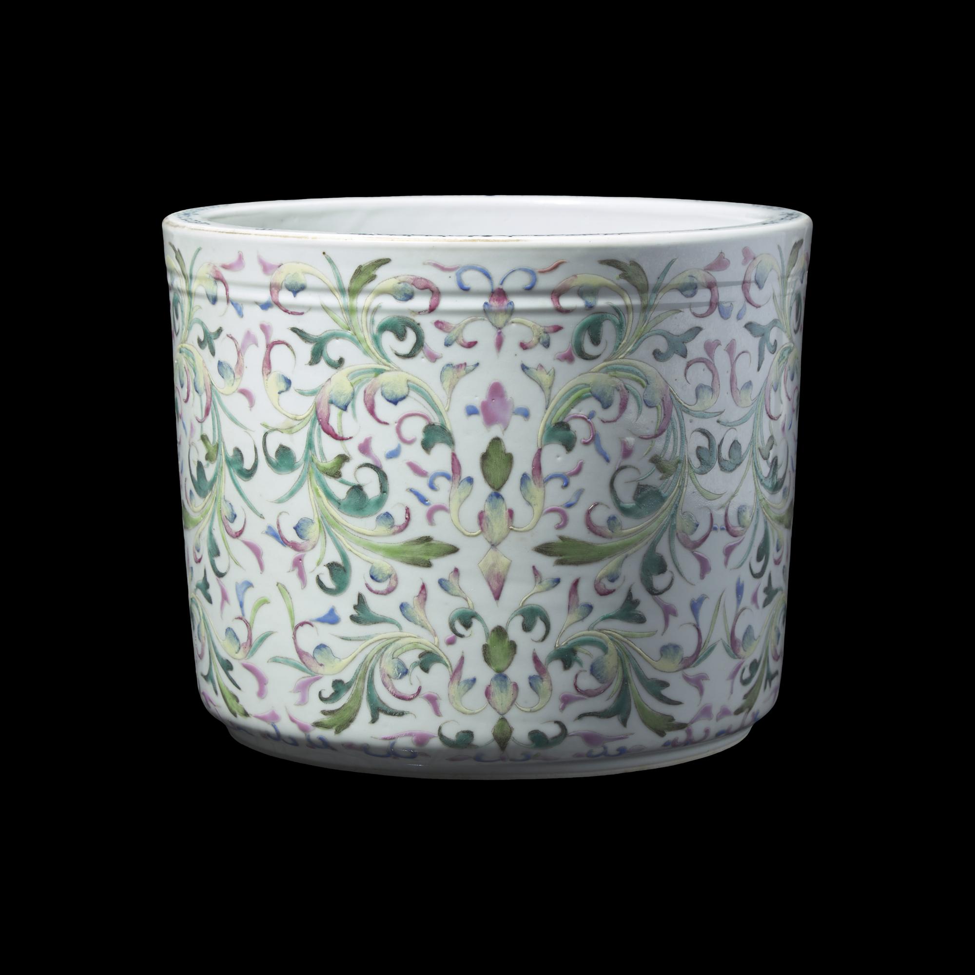 A Large Chinese Famille Rose Porcelain Brushpot, Bitong, Late Qing/Republic Period 晚清/民國 粉彩纏枝花卉紋筆筒