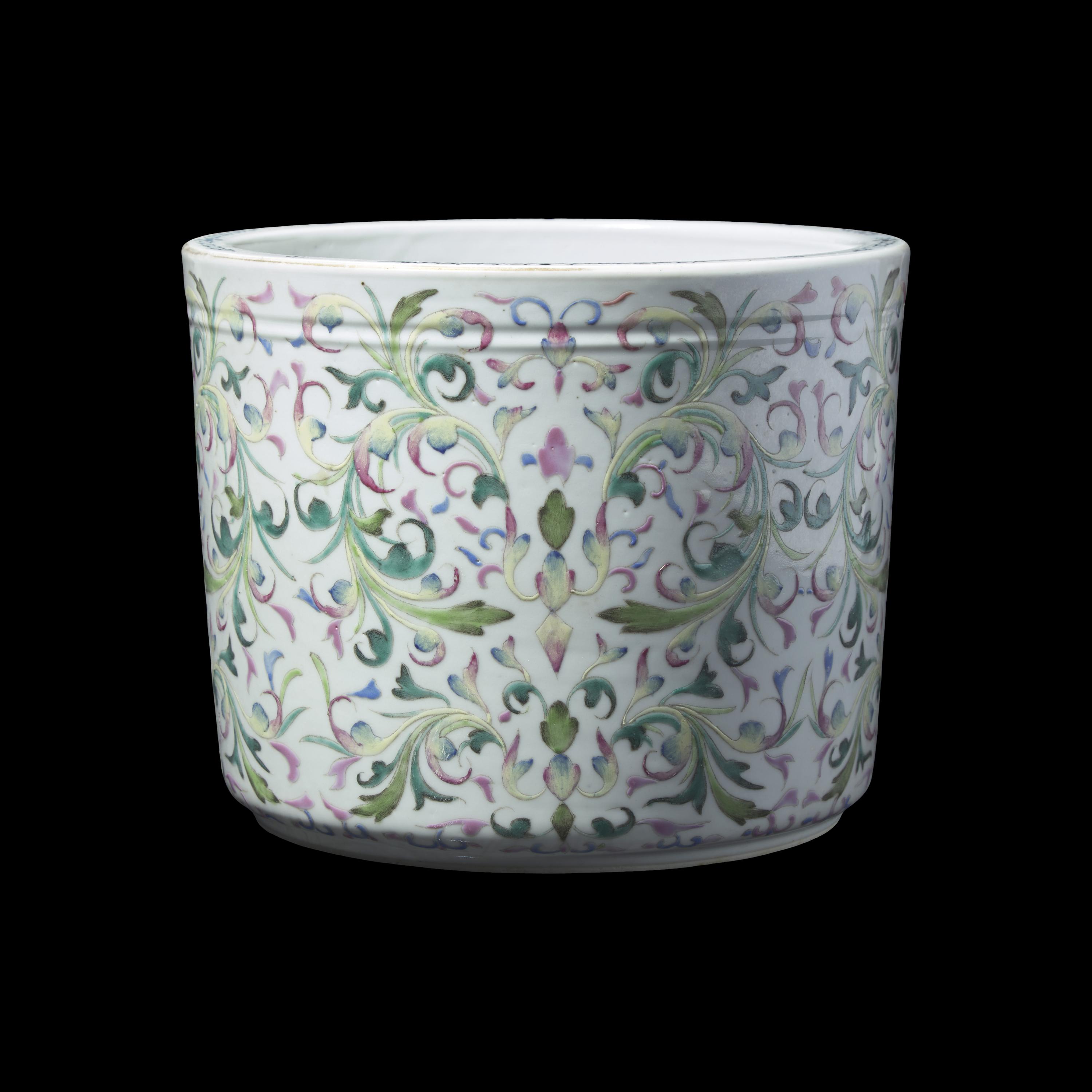 A Large Chinese Famille Rose Porcelain Brushpot, Bitong, Late Qing/Republic Period 晚清/民國 粉彩纏枝花卉紋筆筒
