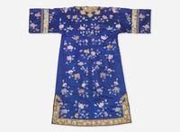 A Chinese embroidered deep blue silk surcoat, Late 19th to early 20th century 刺繡深藍袍 十九世紀末至二十世紀初
