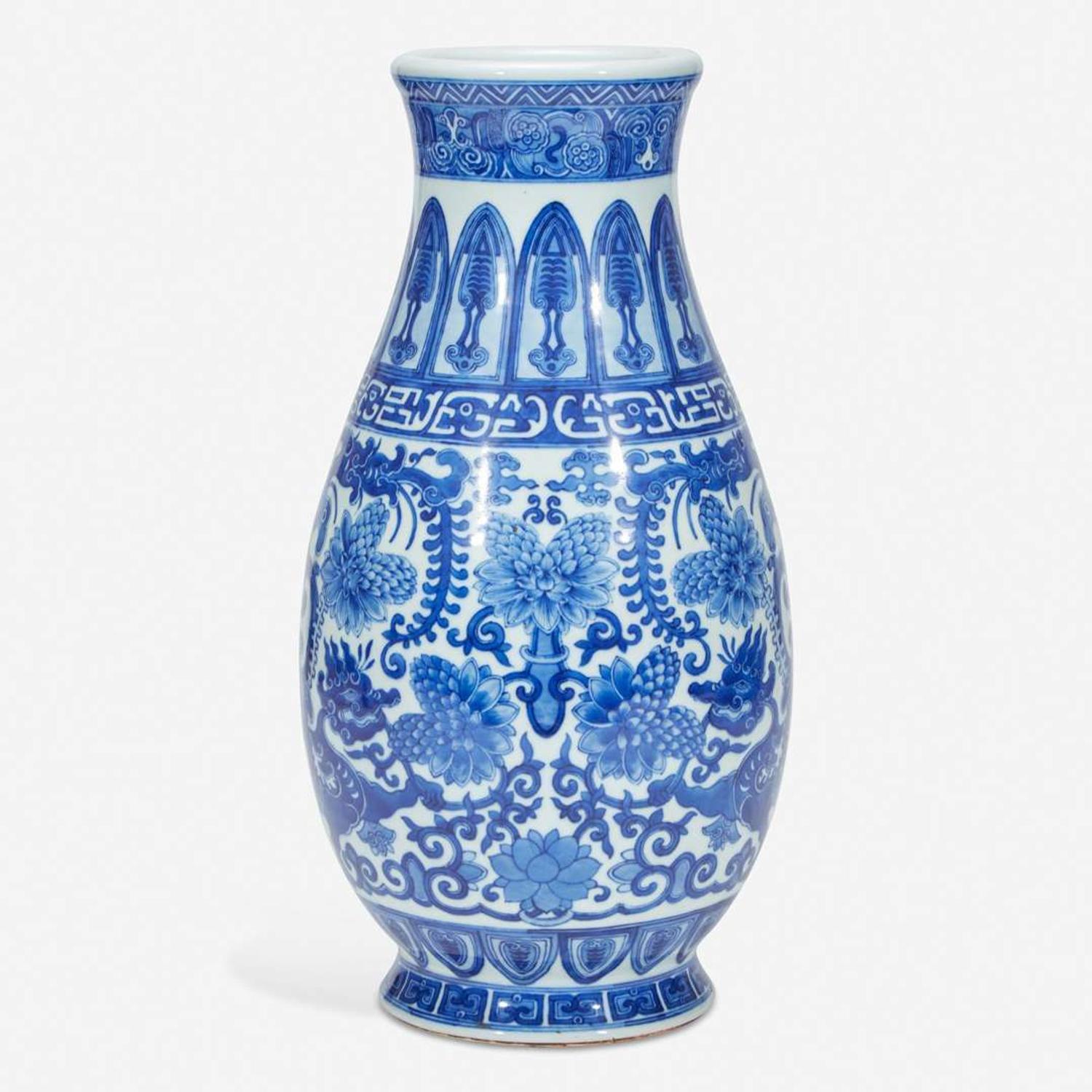 An unusual large Chinese blue and white porcelain archaistic vase 倣古风格青花瓷瓶 Qianlong six-character seal mark