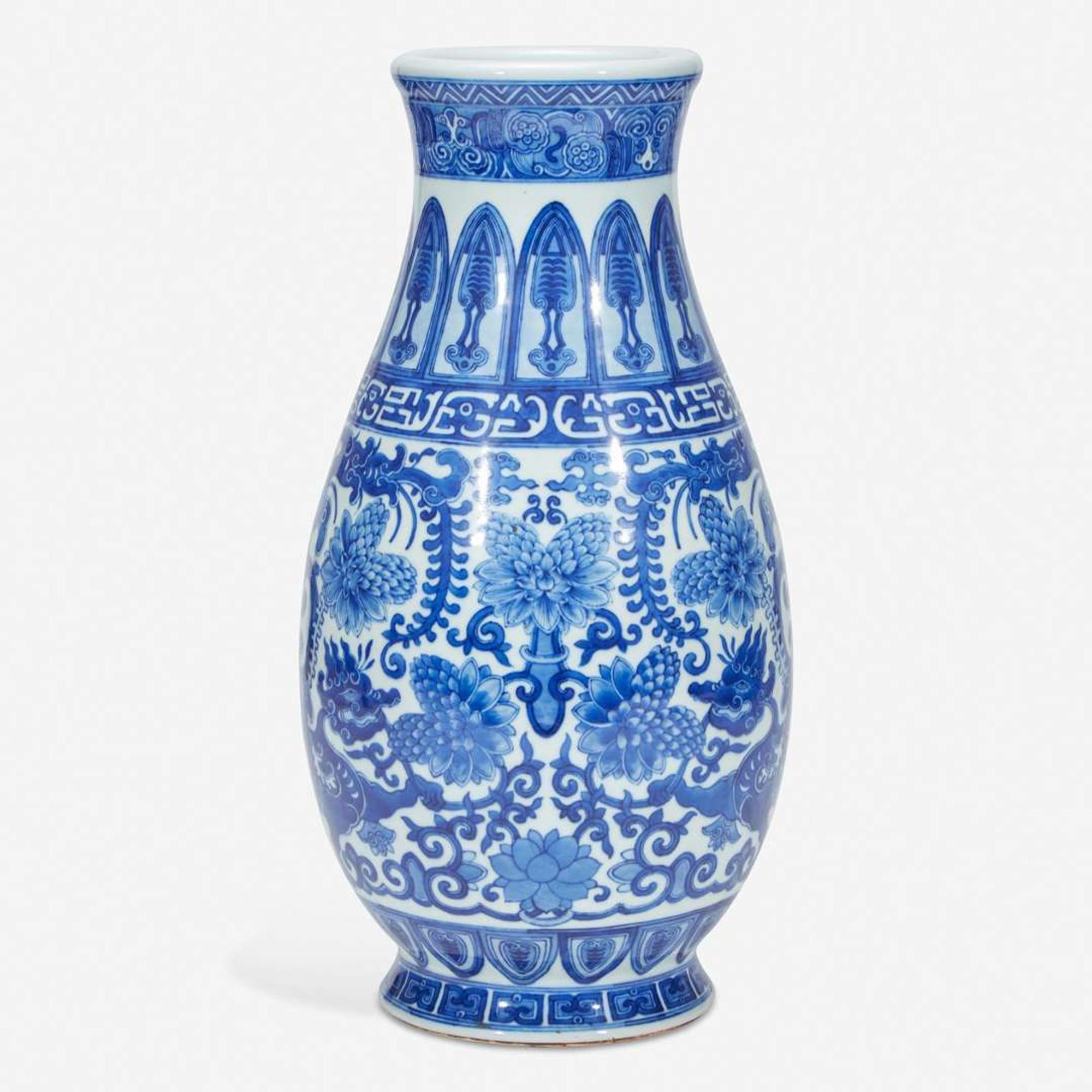 An unusual large Chinese blue and white porcelain archaistic vase 倣古风格青花瓷瓶 Qianlong six-character seal mark