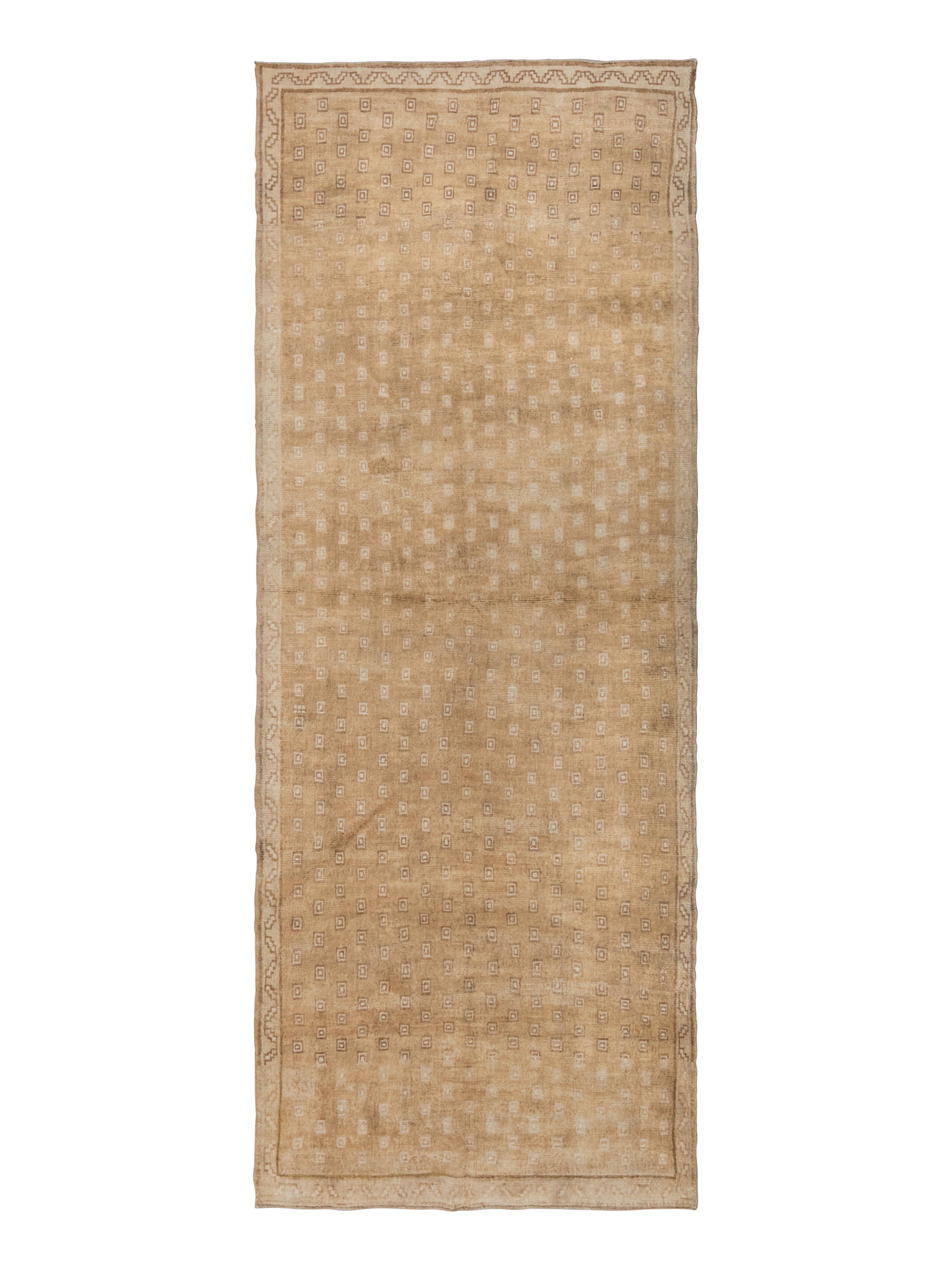 An Oushak "Corridor" Carpet