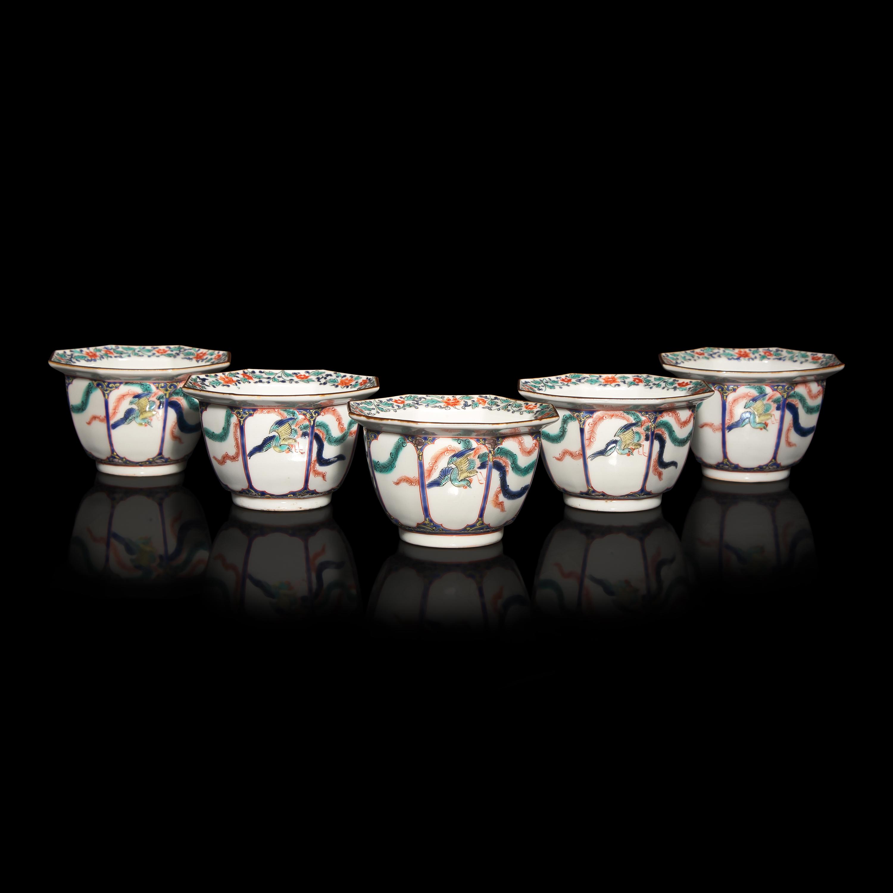 A Set of Five Japanese Kakiemon Porcelain Small Bowls, Circa 1670-1690 — 約1670-1690年 日本酒井田柿右衛門鳳紋八方小碗五件