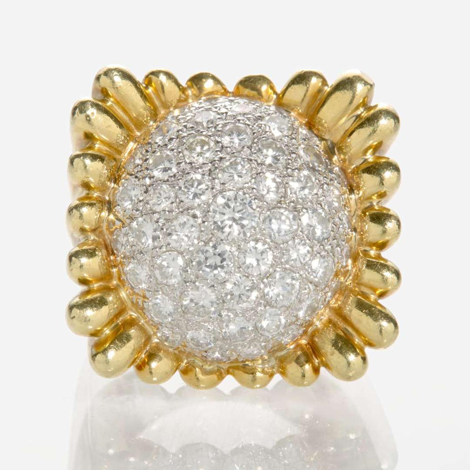 An 18K Yellow Gold and Pavé Diamond Ring