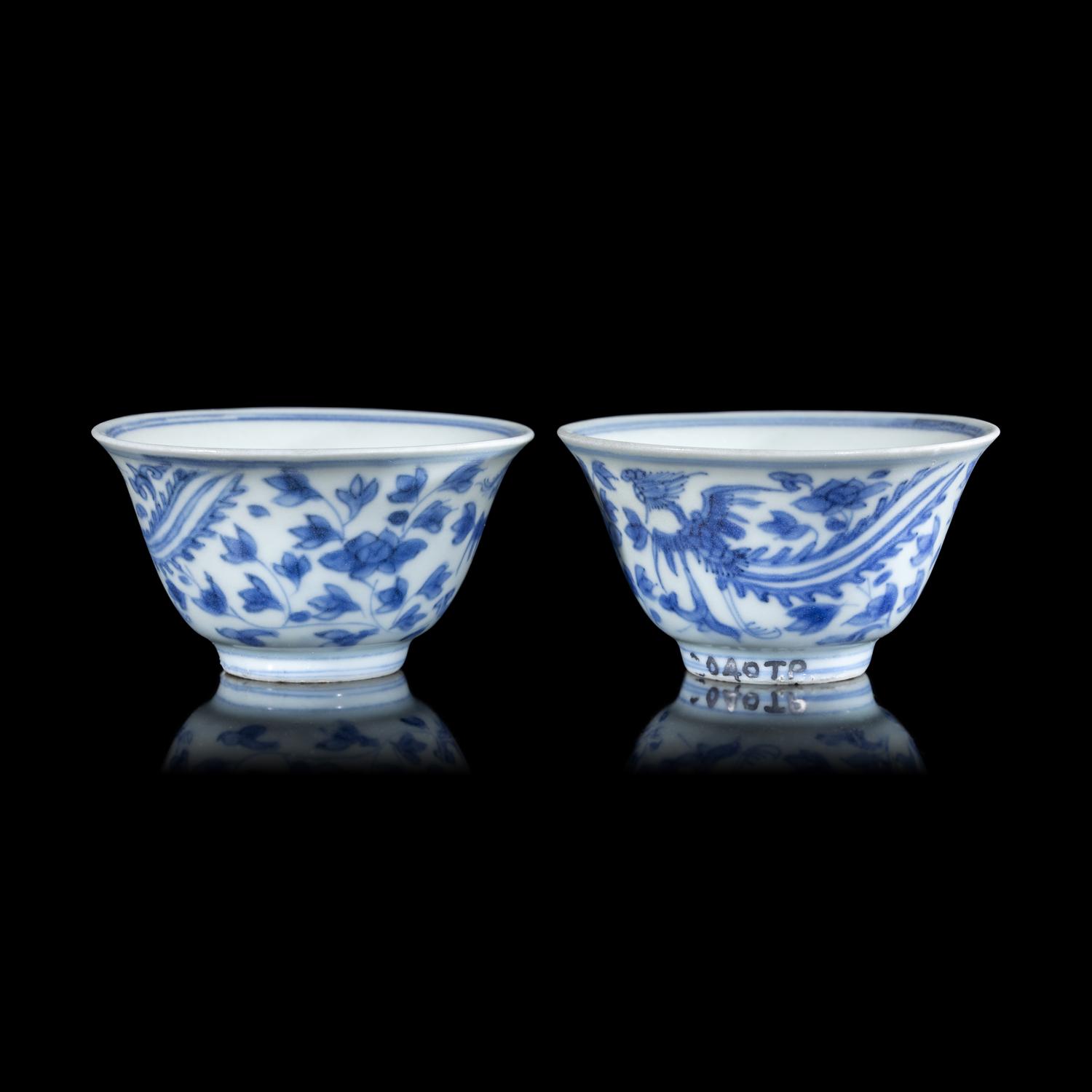 A Pair of Blue and White 'Phoenix' Cups, Jiajing Mark, 16th/17th Century 明晚期 嘉靖款青花穿花鳳紋杯一對