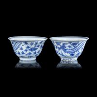 A Pair of Blue and White 'Phoenix' Cups, Jiajing Mark, 16th/17th Century 明晚期 嘉靖款青花穿花鳳紋杯一對