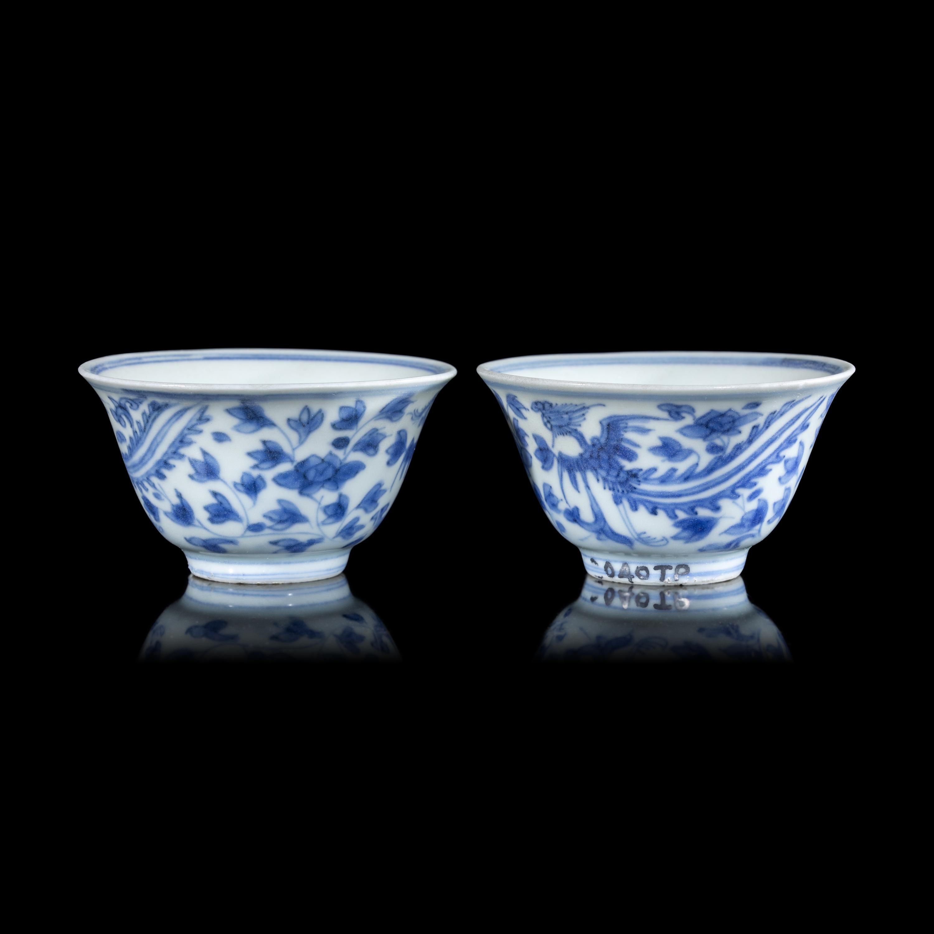 A Pair of Blue and White 'Phoenix' Cups, Jiajing Mark, 16th/17th Century 明晚期 嘉靖款青花穿花鳳紋杯一對
