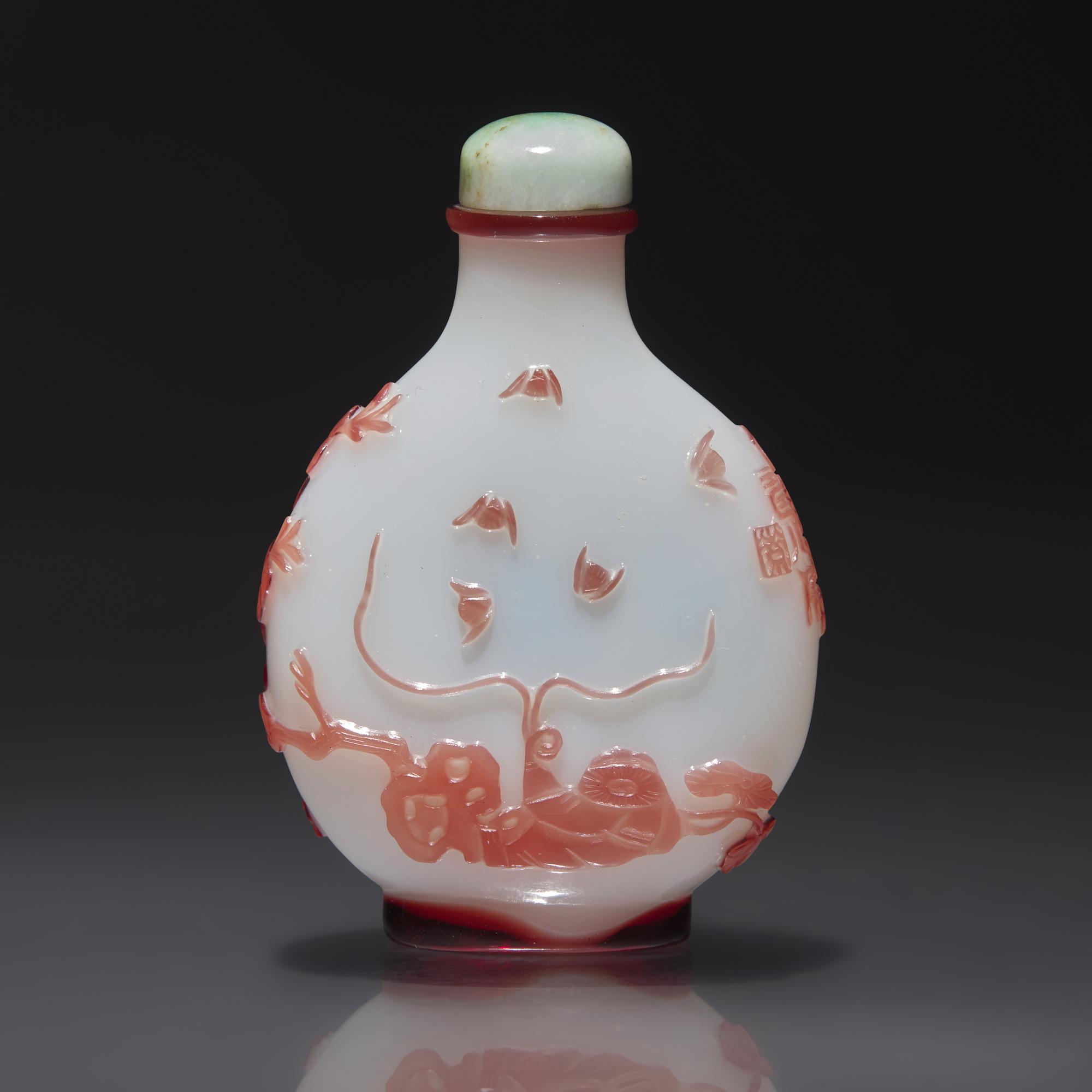 A Chinese Overlay Glass Snuff Bottle, Yangzhou School, Qing Dynasty, Late 19th Century — 清晚期 揚州作涅白地套紅料烹茶圖鼻煙壺