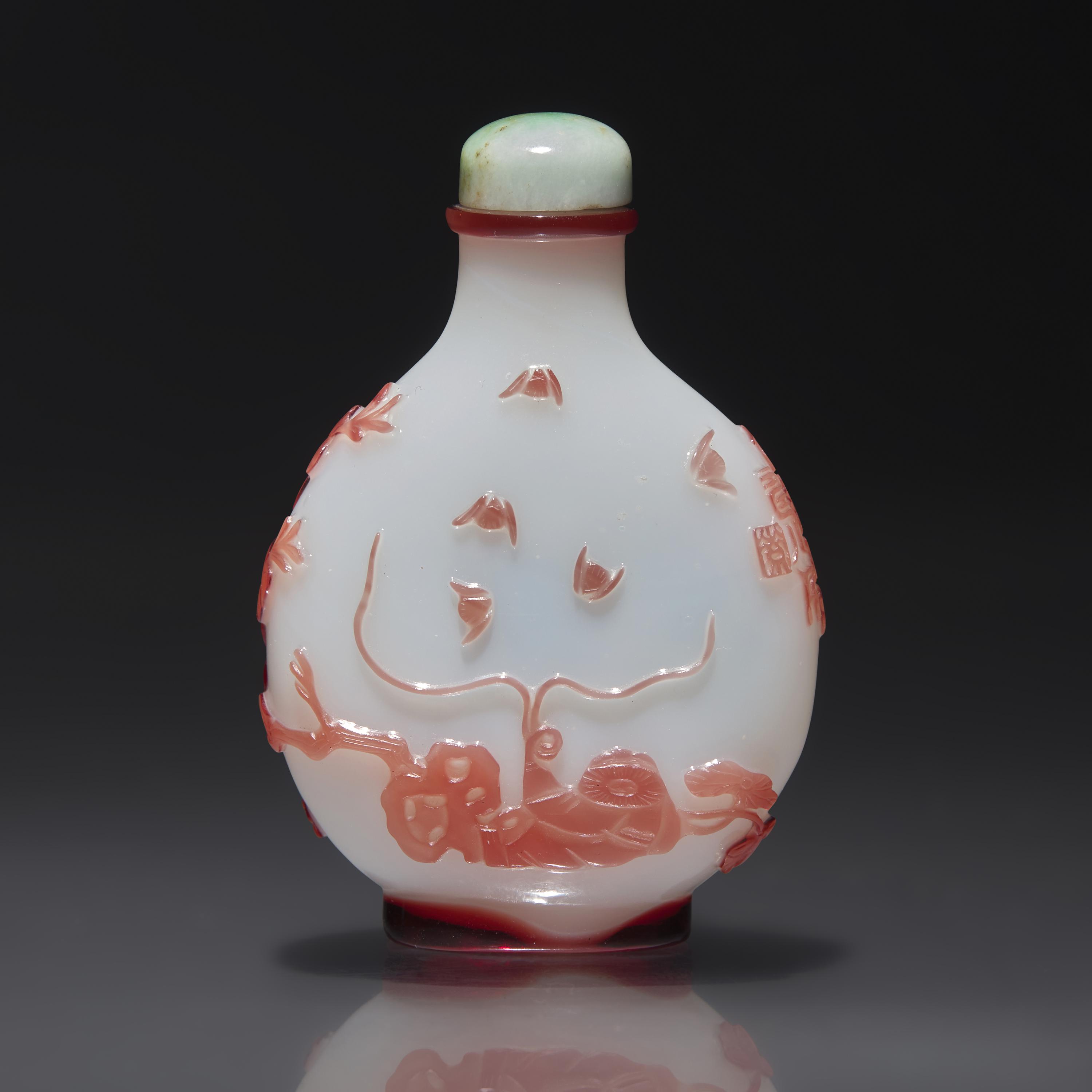 A Chinese Overlay Glass Snuff Bottle, Yangzhou School, Qing Dynasty, Late 19th Century — 清晚期 揚州作涅白地套紅料烹茶圖鼻煙壺