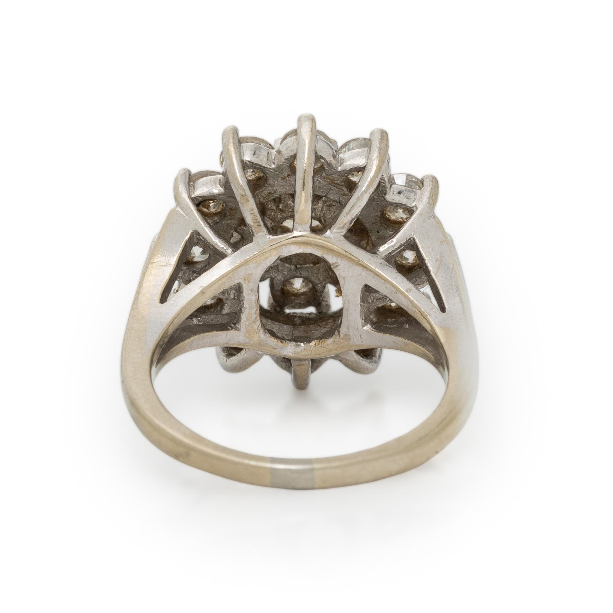 DIAMOND AND WHITE GOLD CLUSTER RING