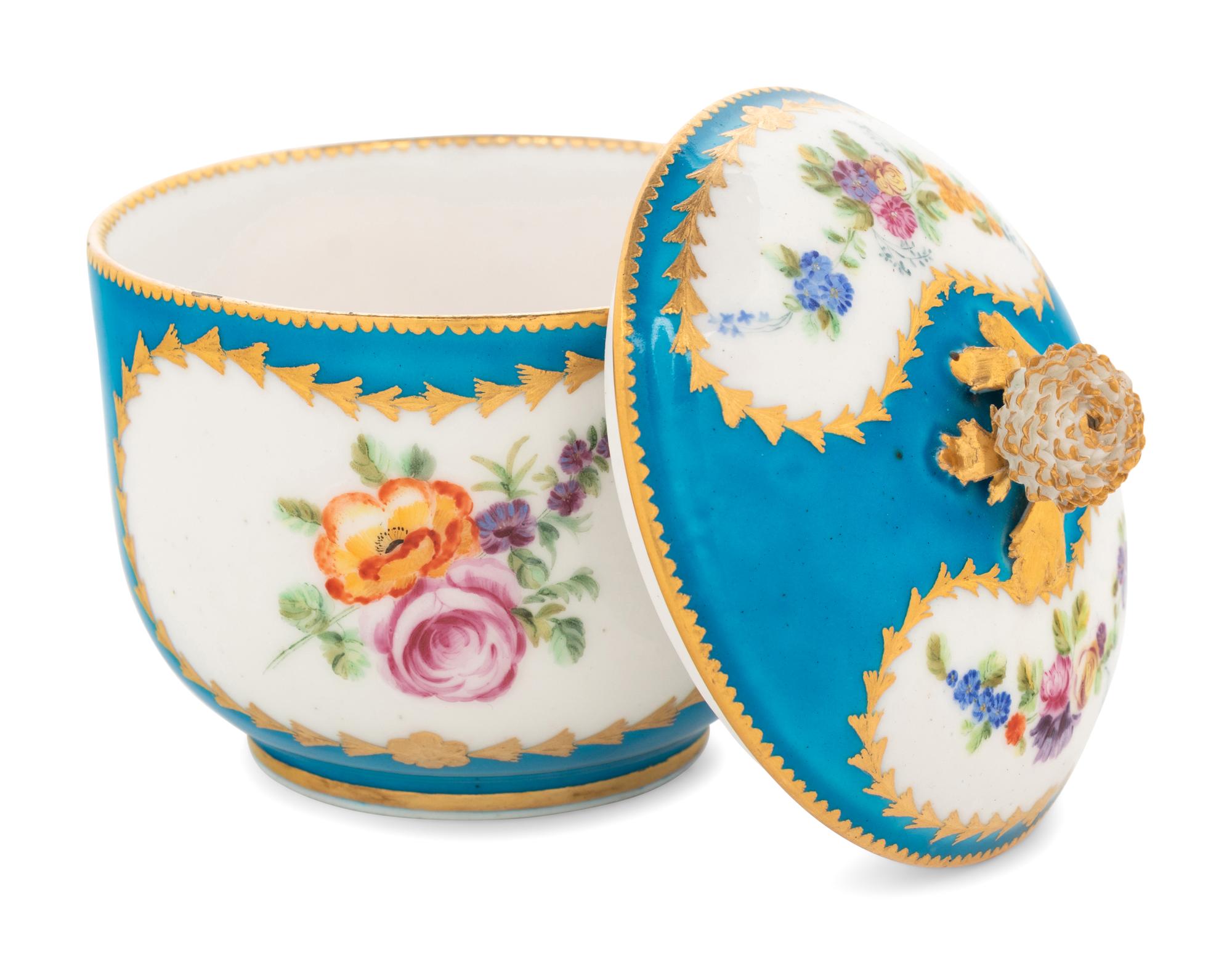 A Vincennes Bleu Céleste Porcelain Sugar Bowl and Cover ( Pot à Sucre et son Couvercle )