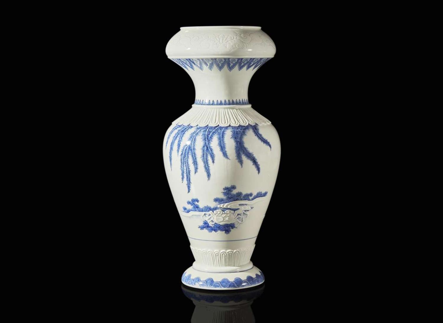 An unusual Japanese Hirado blue and white porcelain "Crabs and Willows" vase, Meiji period 日本平戶“柳枝螃蟹”青花瓷瓶 明治