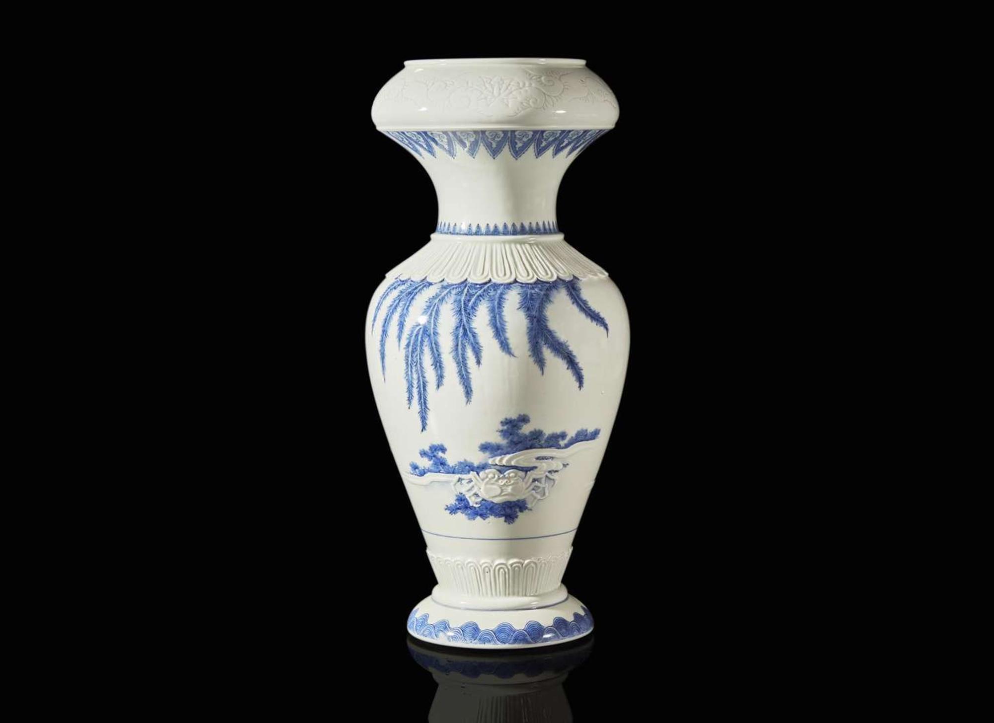 An unusual Japanese Hirado blue and white porcelain "Crabs and Willows" vase, Meiji period 日本平戶“柳枝螃蟹”青花瓷瓶 明治