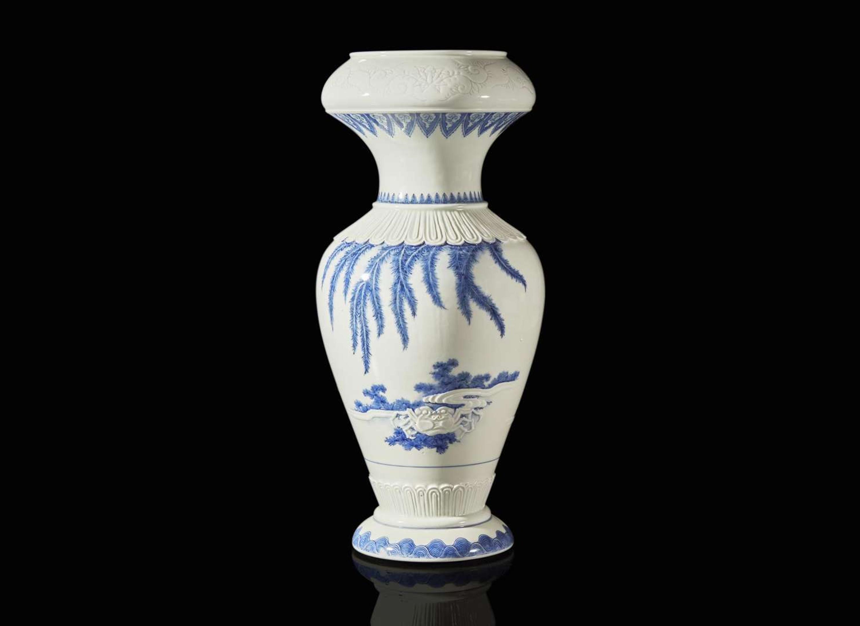 An unusual Japanese Hirado blue and white porcelain "Crabs and Willows" vase, Meiji period 日本平戶“柳枝螃蟹”青花瓷瓶 明治