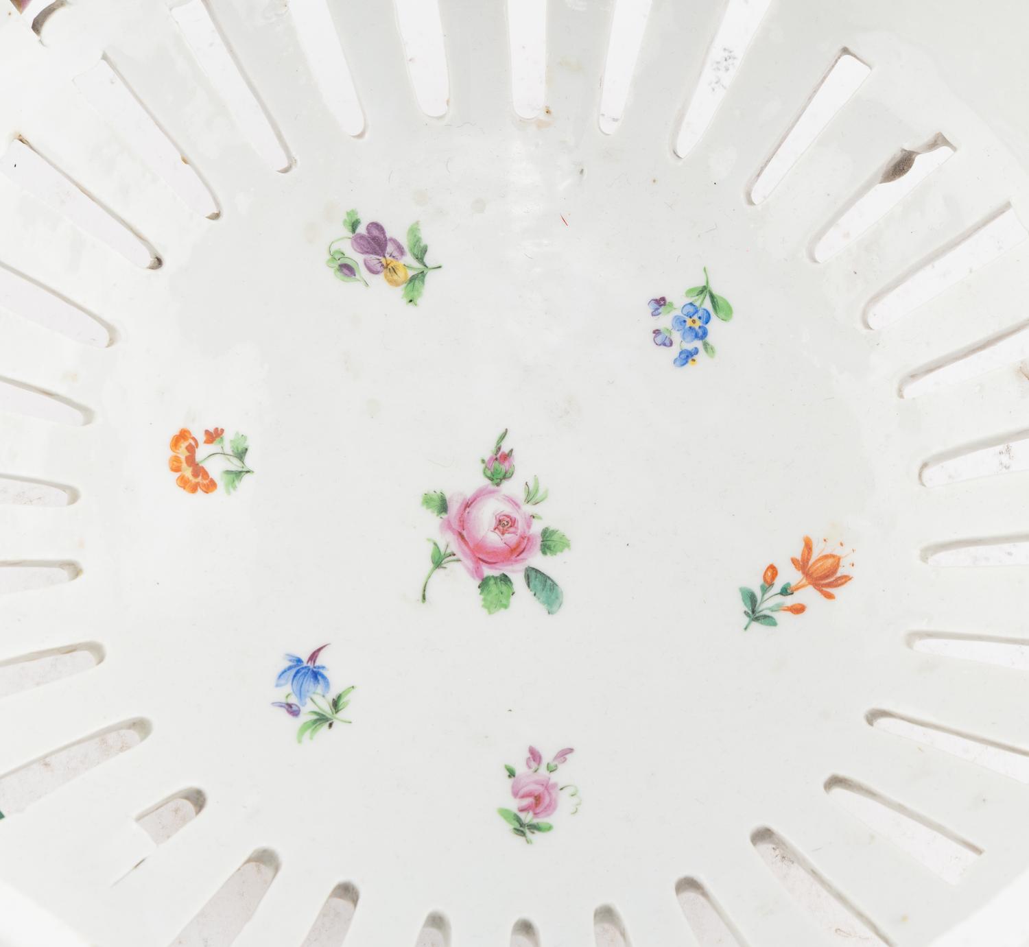 A Meissen Porcelain Covered Potpourri Dish