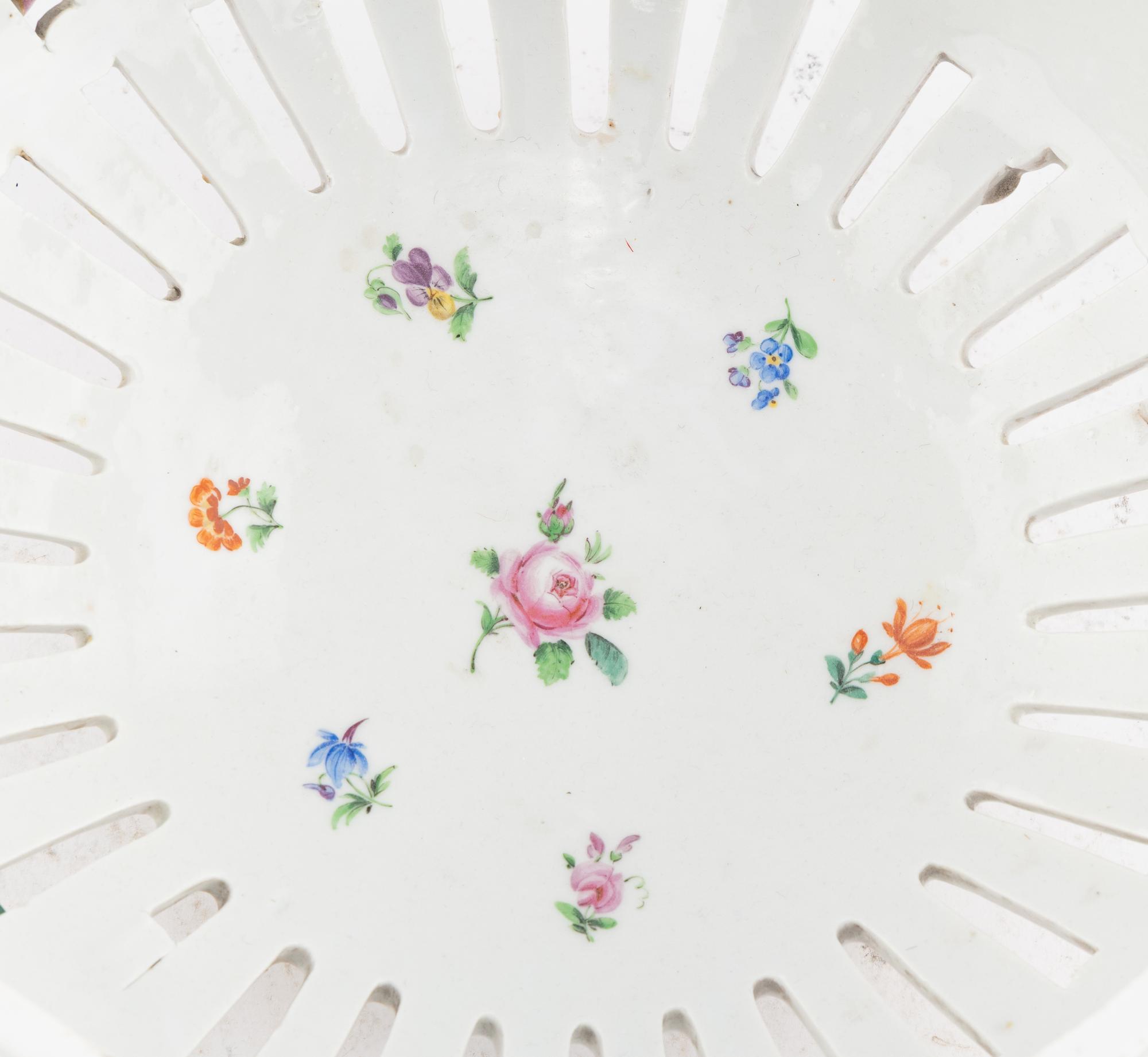 A Meissen Porcelain Covered Potpourri Dish