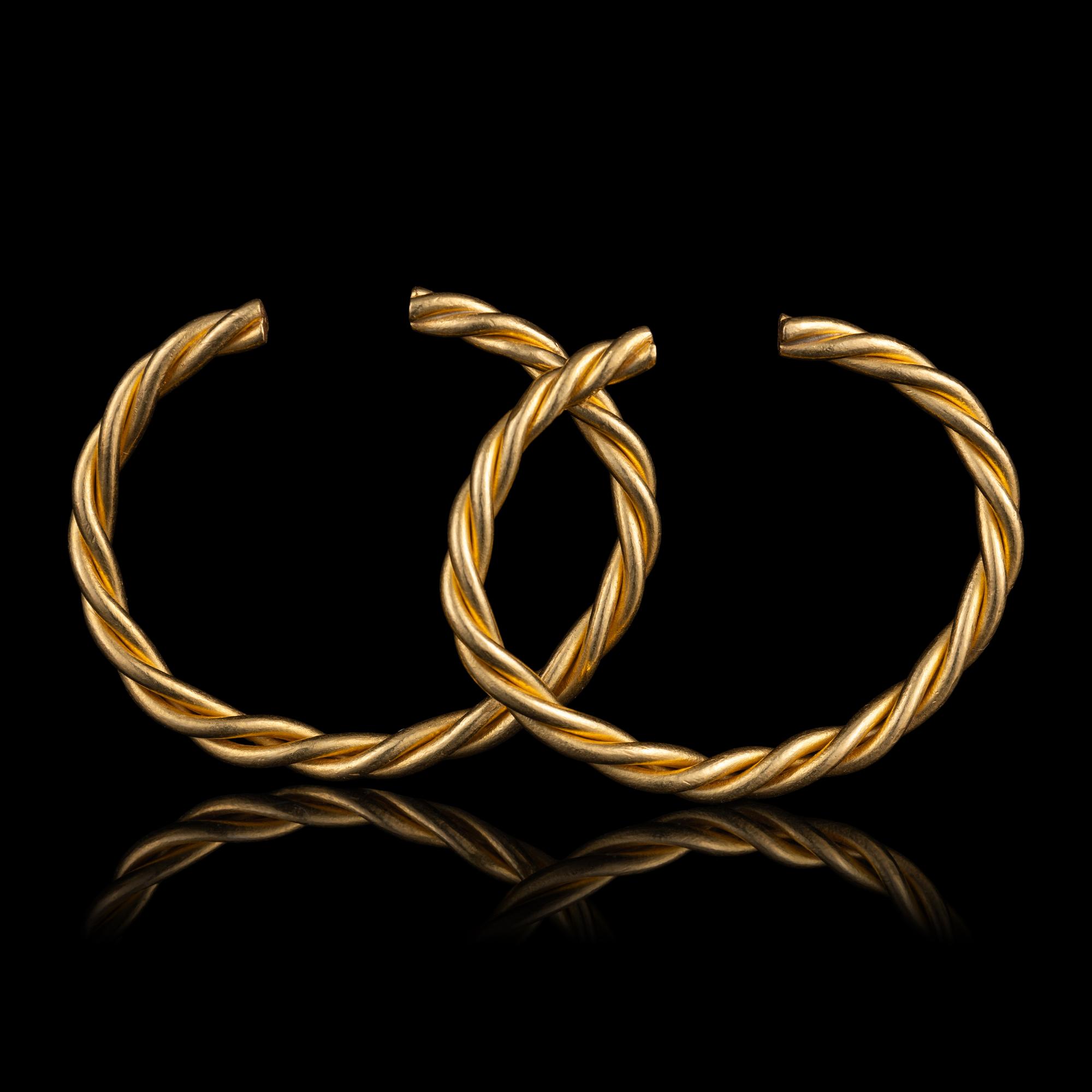 A Pair of Chinese Twisted Gold Bracelets, Qianzhuo, 19th Century or Later 清或更晚 金紐絲鉗鐲一對