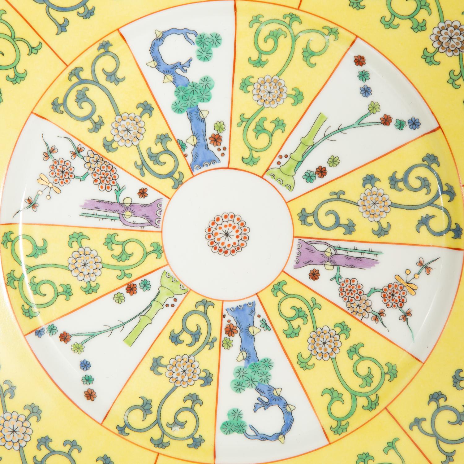 A Herend Yellow Dynasty Siang Jaune Porcelain Dinner Service