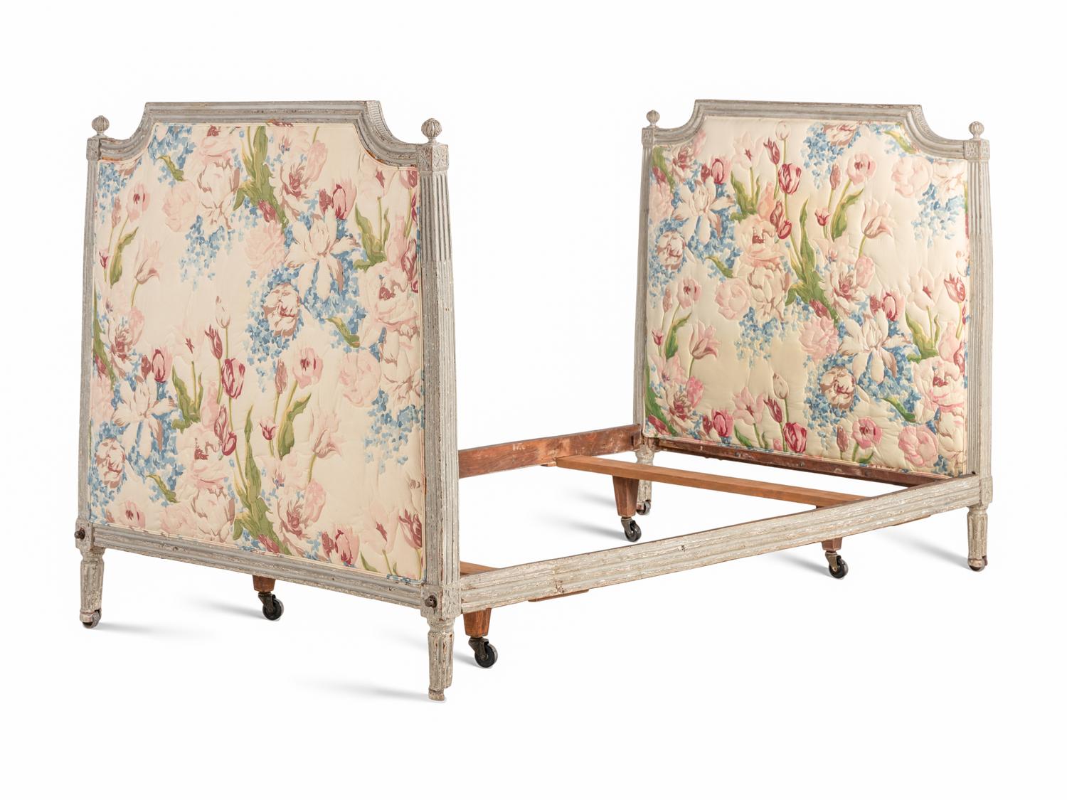 A Louis XVI Gray-Painted Daybed