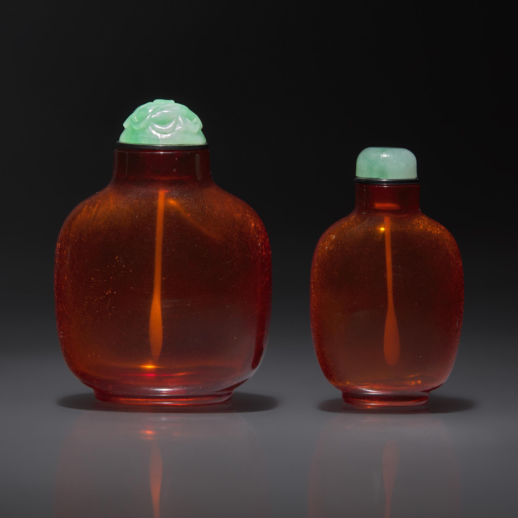 Two Chinese Amber Snuff Bottles, Qing Dynasty, 18th Century — 清中期 琥珀鼻煙壺兩支