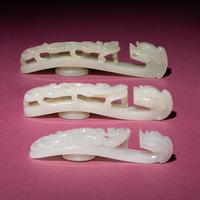 Three Chinese Jade 'Dragon' Belt Hooks, Daigou, 18th/19th Century — 清中期 玉龍鈎三枚