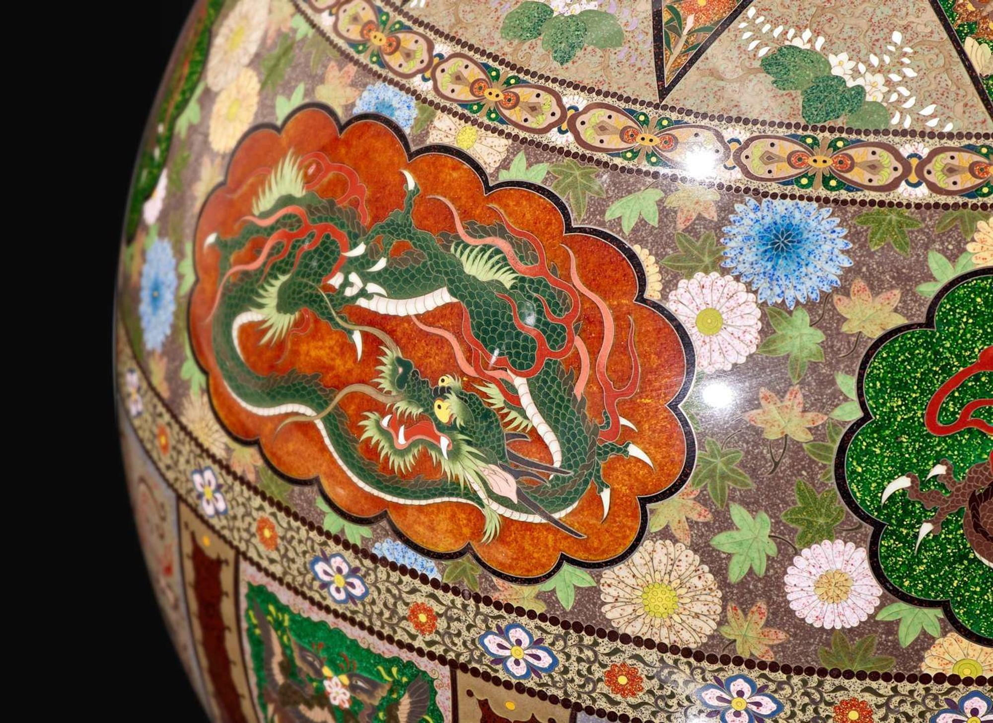 A Japanese cloisonne large spherical vessel and cover, Meiji period 日本琺瑯圓蓋罐 明治