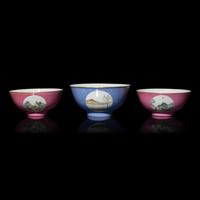 Three Chinese Sgraffito Ground Famille Rose Porcelain 'Landscape' Bowls, Early 20th Century — 民國 軋道粉彩開光山水圖碗三件