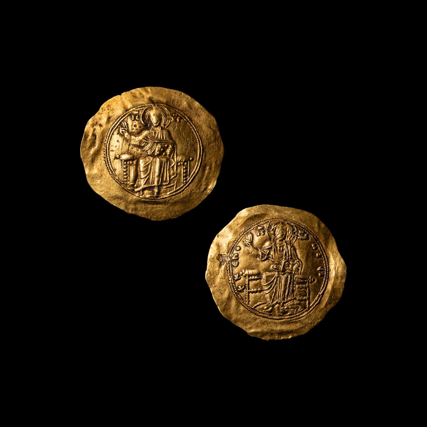 [ANCIENTS] BYZANTINE EMPIRE. Alexius I Comnenus (c. 1081-1118)(4.3 g) and John II Comnenus (c. 1118-1143) (4.5g). Av Hyperpyron; two coins .