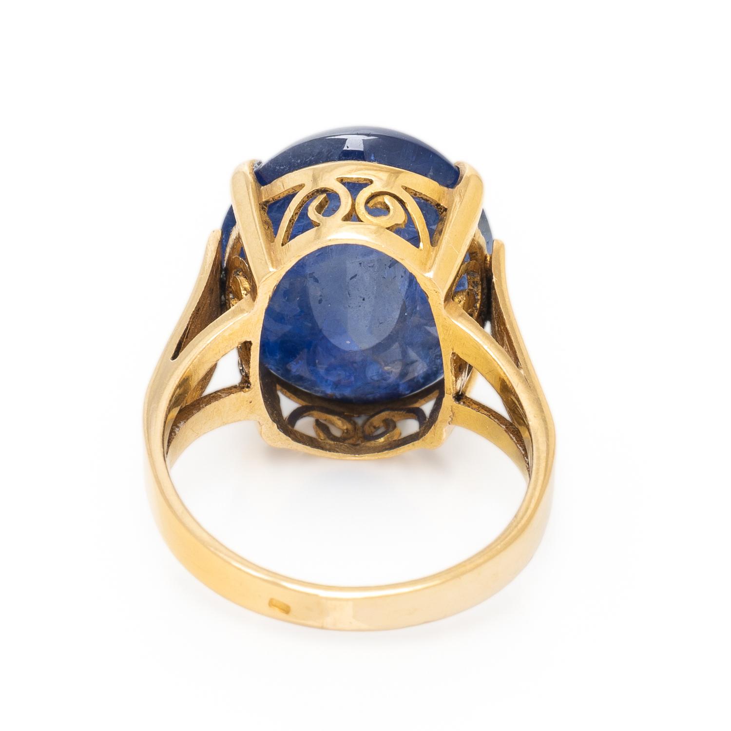 UNHEATED BURMESE SAPPHIRE AND YELLOW GOLD RING