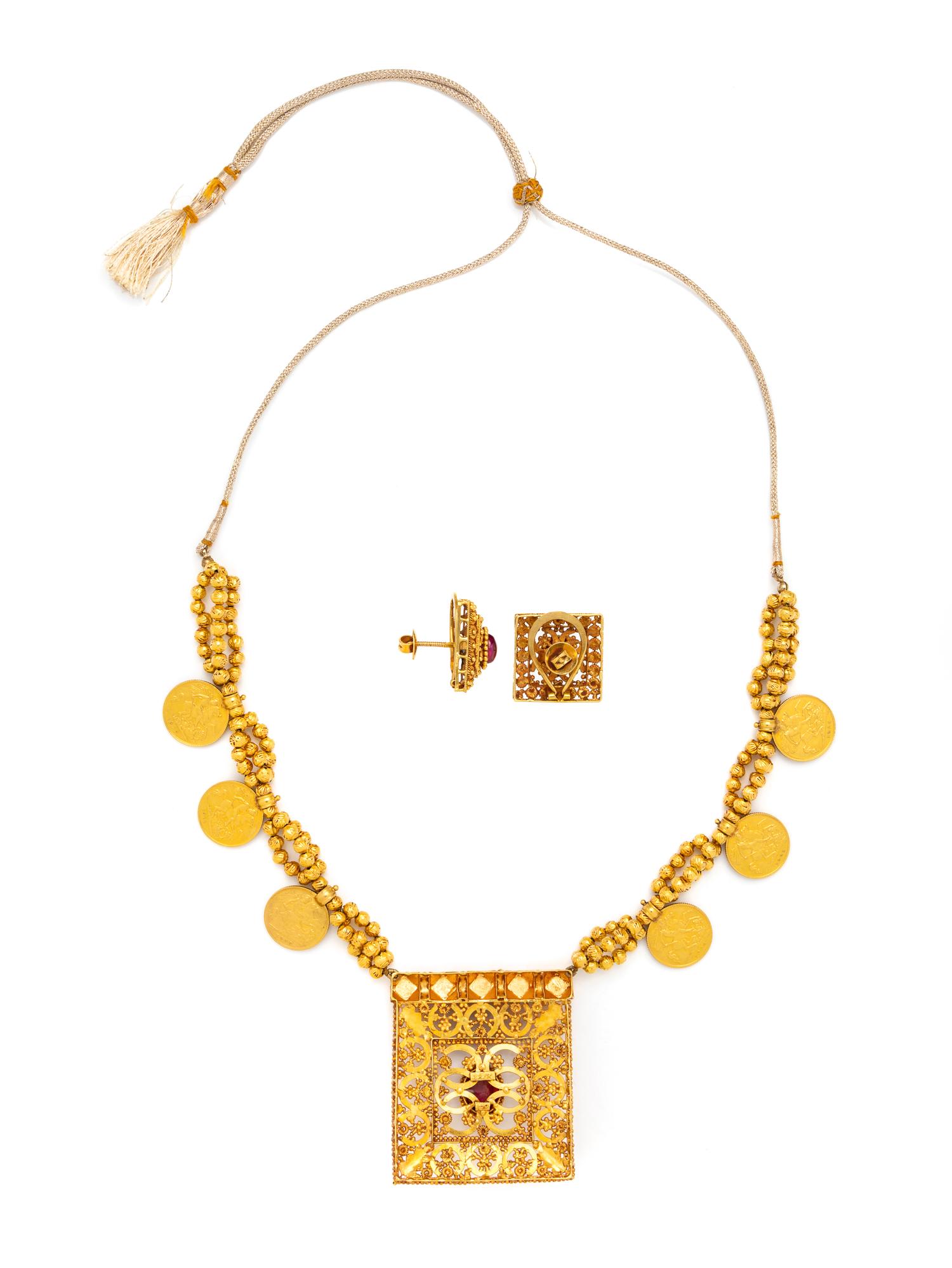HIGH KARAT YELLOW GOLD NECKLACE AND EARRINGS