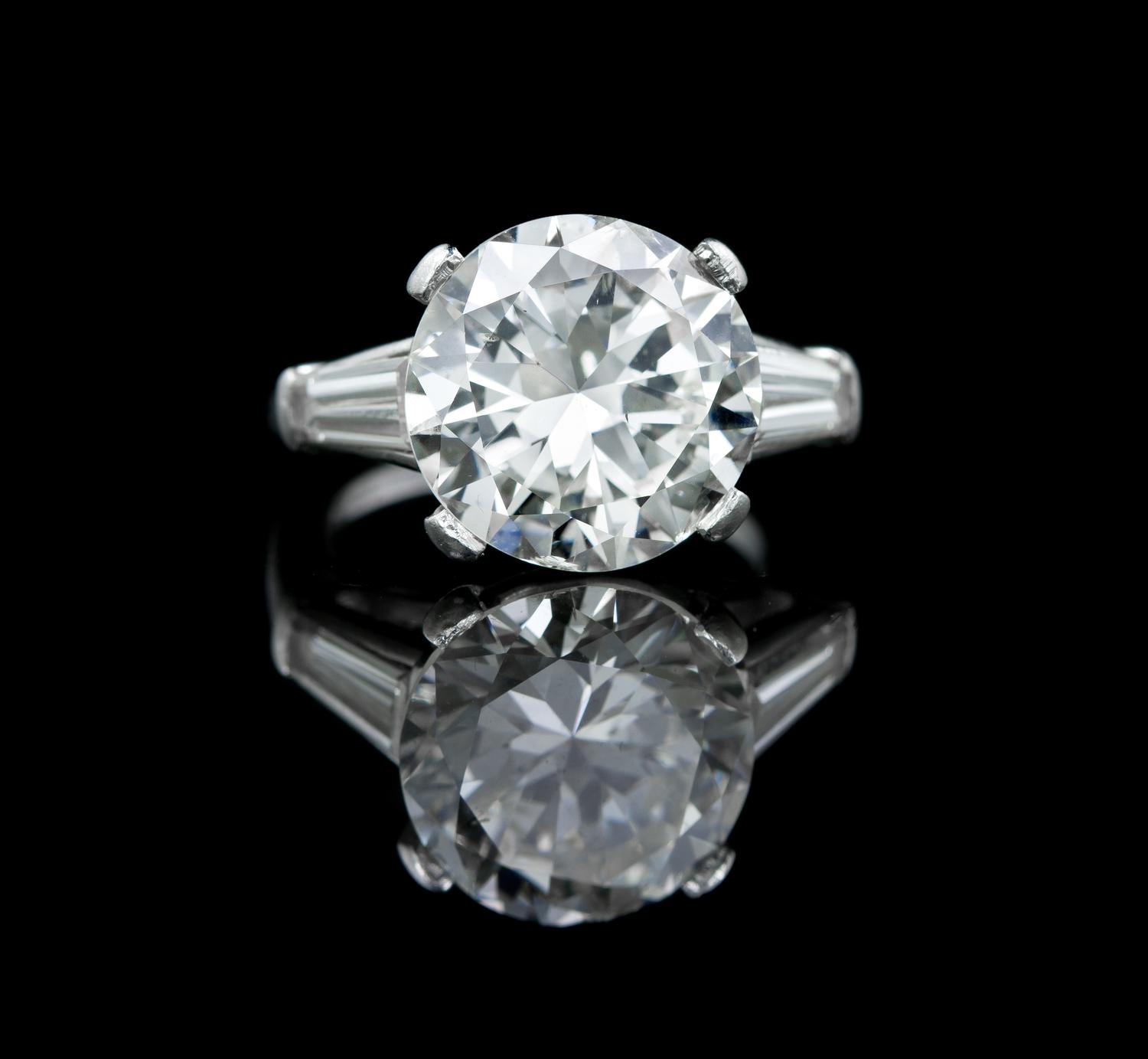 A Platinum and Round Brilliant Cut Diamond Ring, 6.20 dwts.