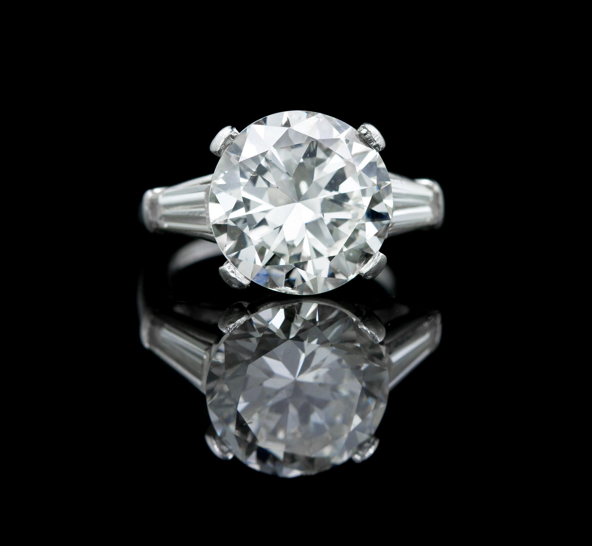 A Platinum and Round Brilliant Cut Diamond Ring, 6.20 dwts.