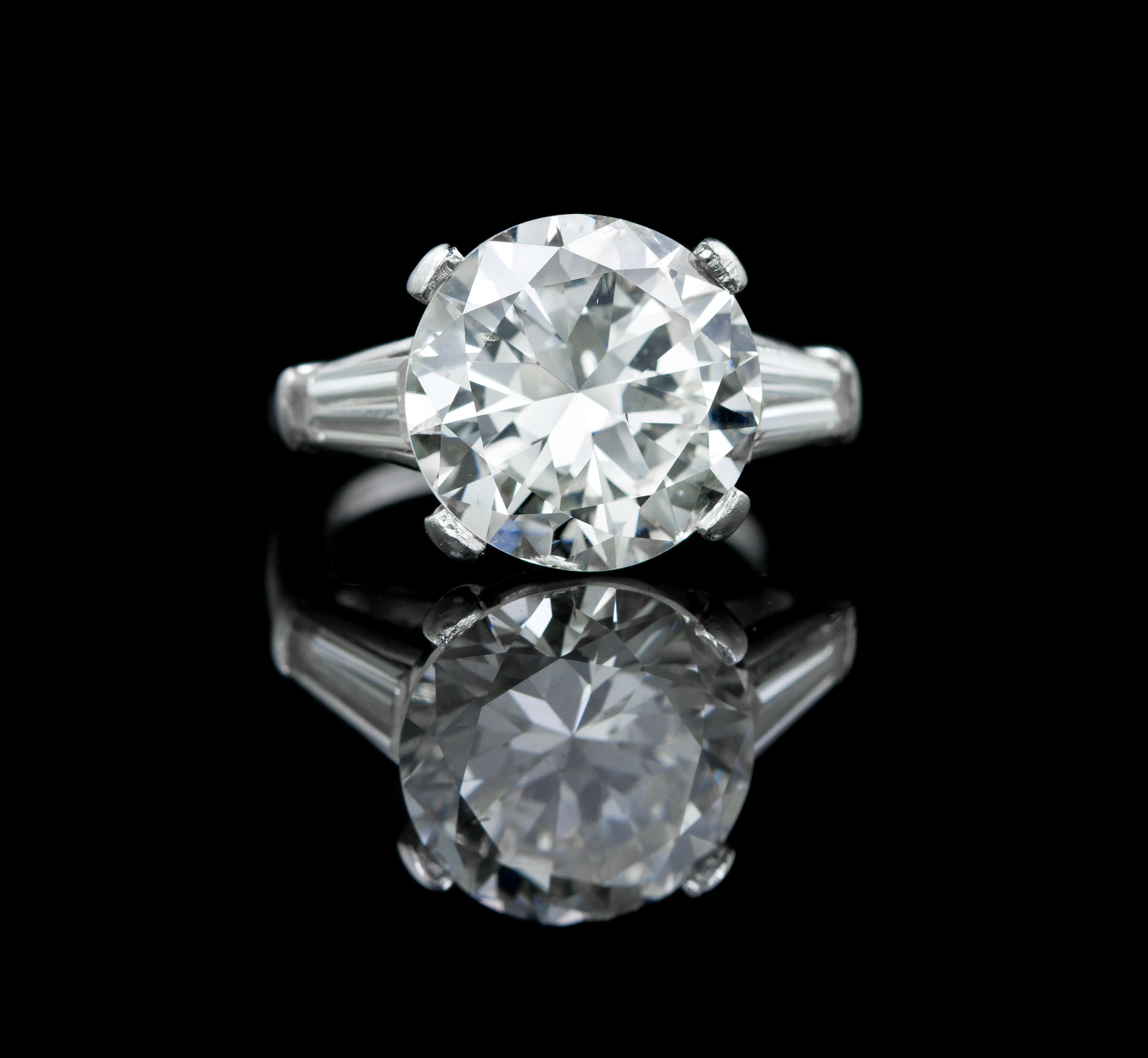 A Platinum and Round Brilliant Cut Diamond Ring, 6.20 dwts.