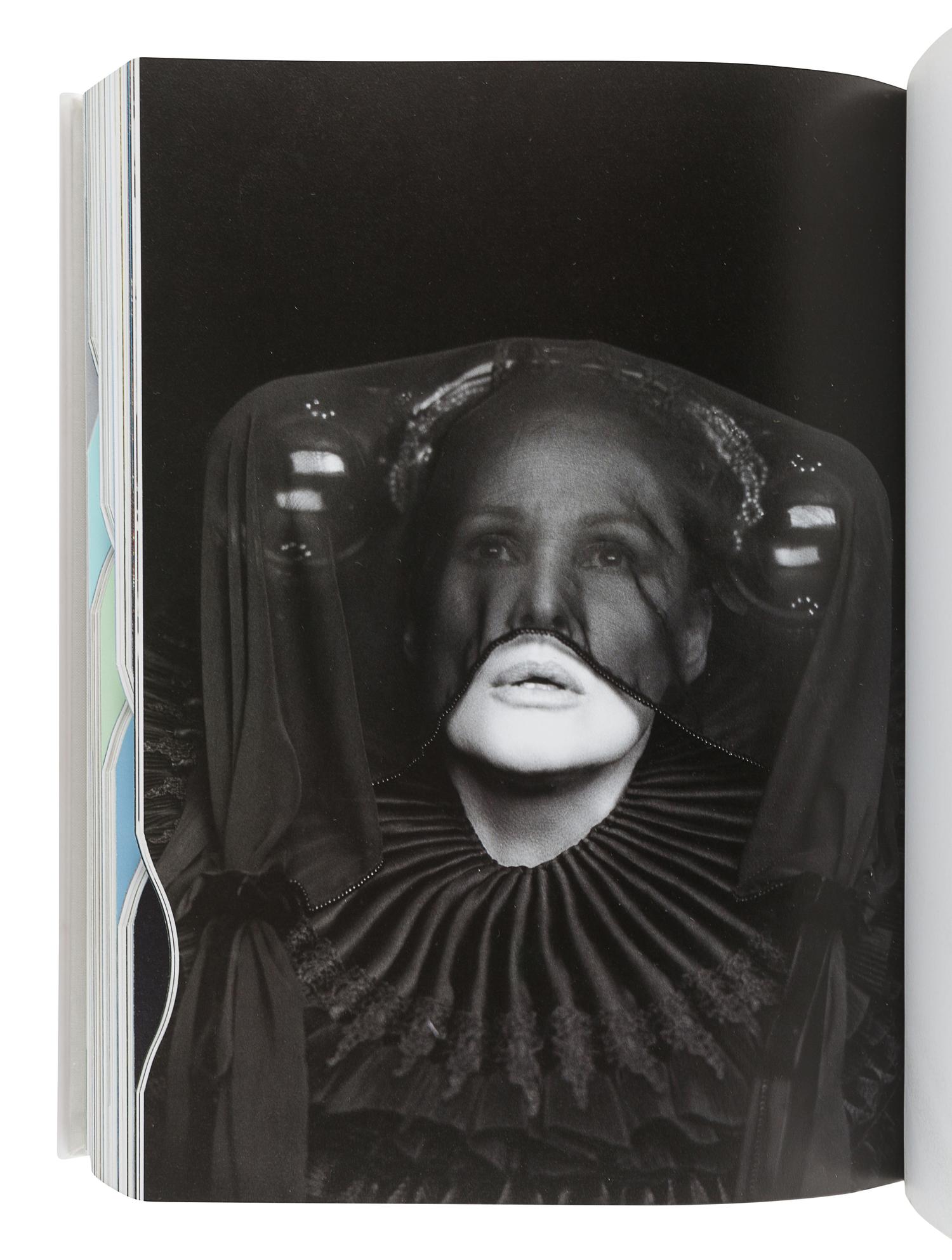 [BARNEY, Matthew (1967)]. SPECTOR, Nancy. Matthew Barney: The Cremaster Cycle. New York: Guggenheim Museum Publication, 2004.