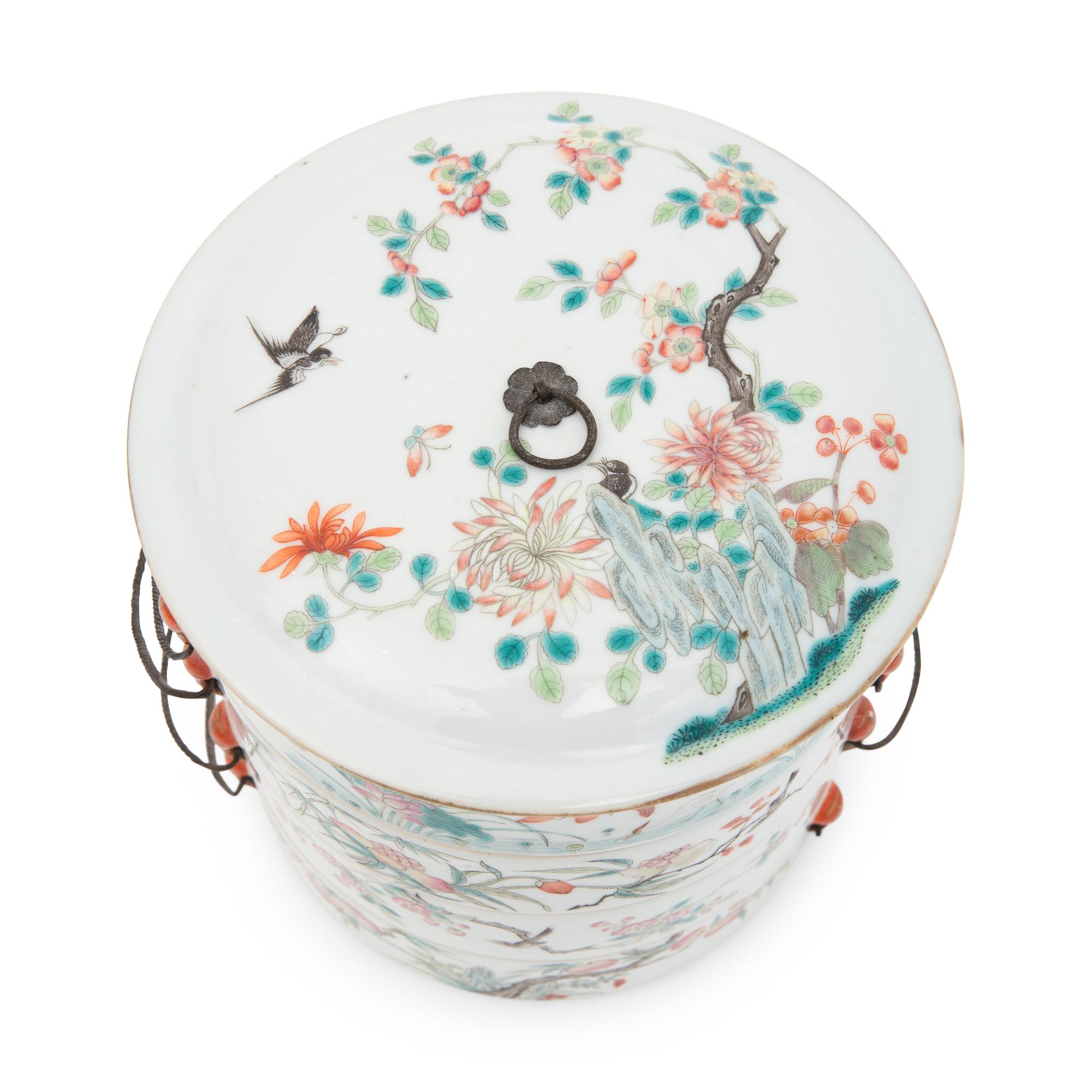 A Chinese Famille Rose Porcelain Tiered Covered Box, Late 19th Century 清晚期 粉彩套盒