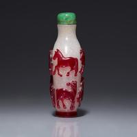 A Chinese Ruby Overlay 'Eight Horses of Wang Mu' Snuff Bottle, 19th Century 清中期 雪霏地套寶石紅料穆王八駿鼻烟壺