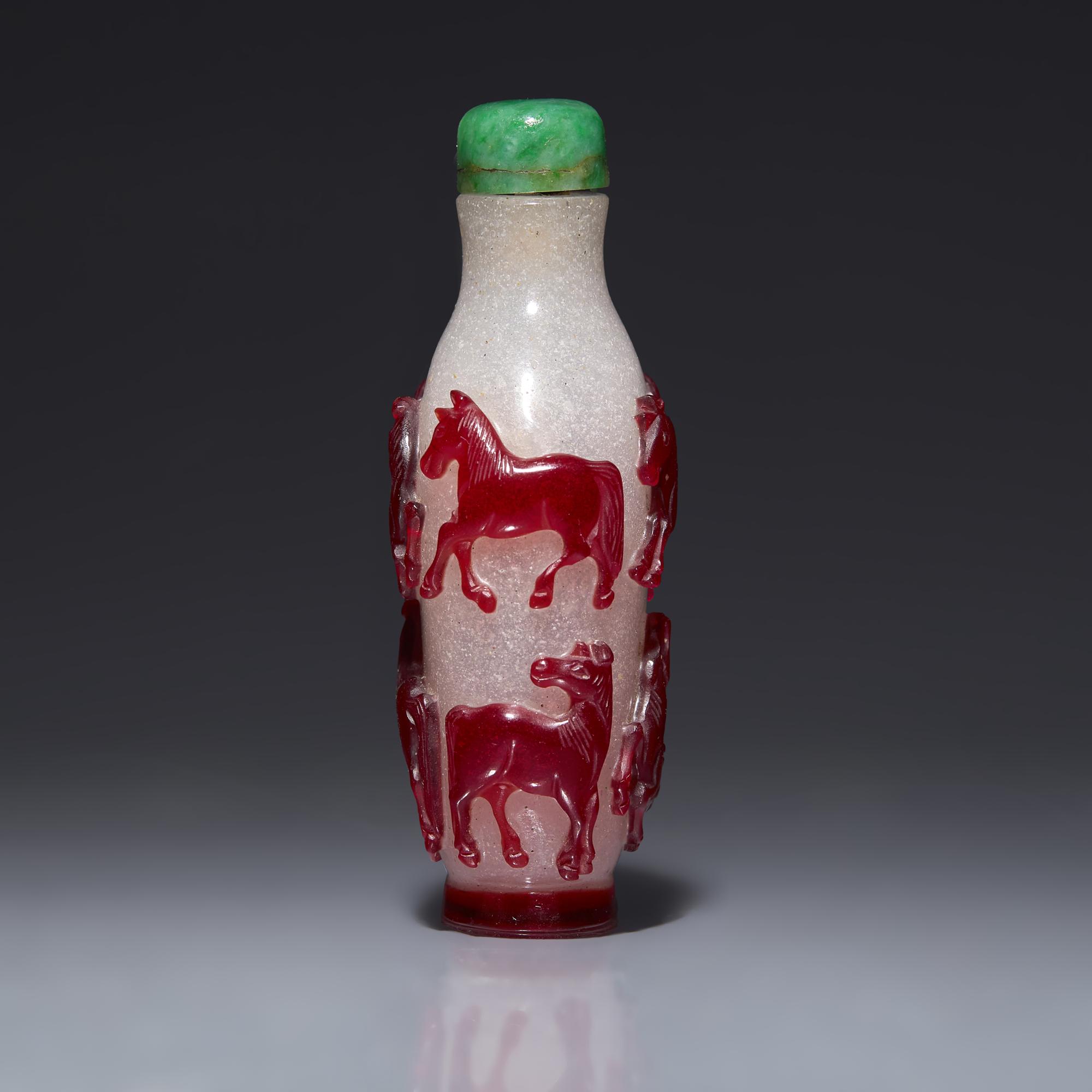 A Chinese Ruby Overlay 'Eight Horses of Wang Mu' Snuff Bottle, 19th Century 清中期 雪霏地套寶石紅料穆王八駿鼻烟壺