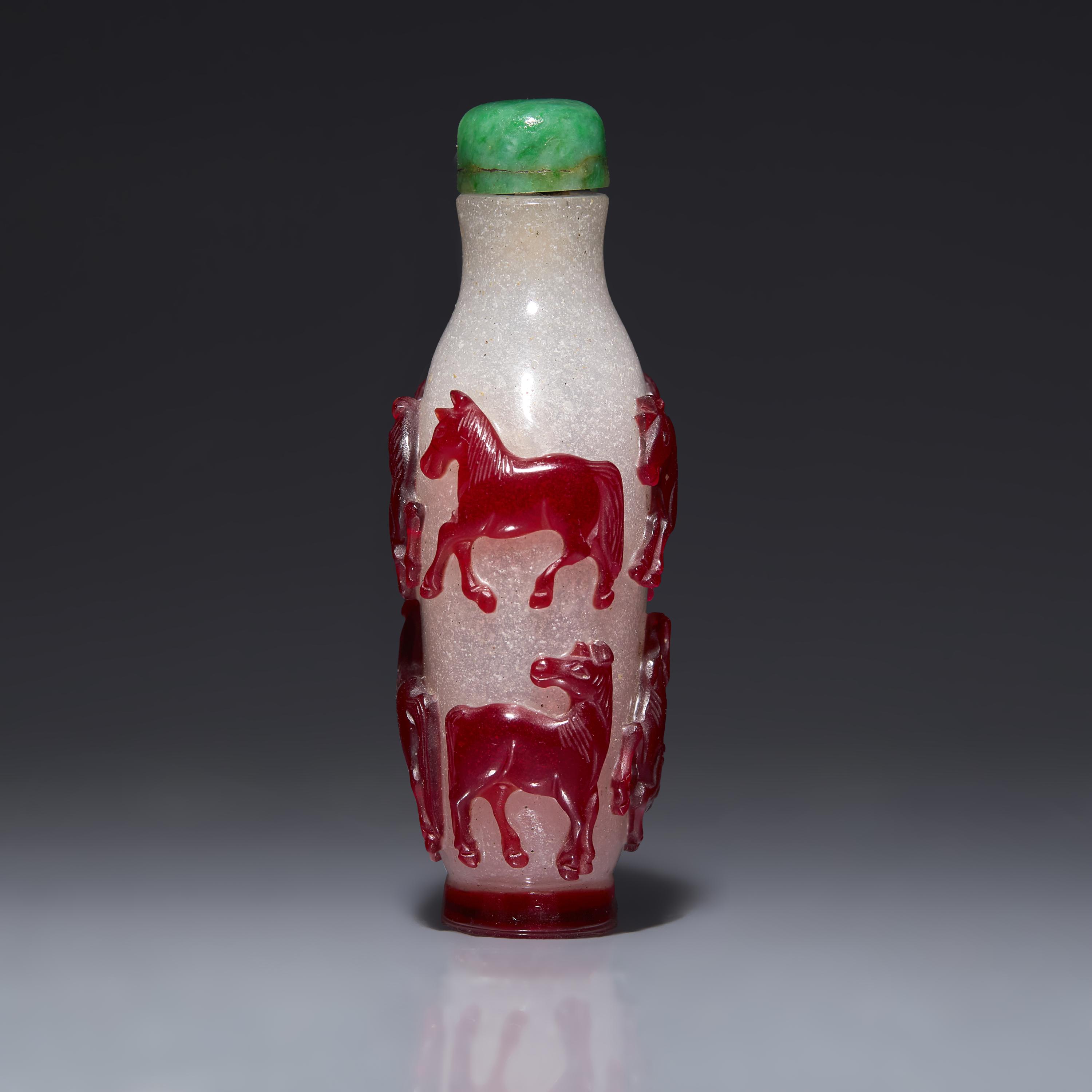 A Chinese Ruby Overlay 'Eight Horses of Wang Mu' Snuff Bottle, 19th Century 清中期 雪霏地套寶石紅料穆王八駿鼻烟壺