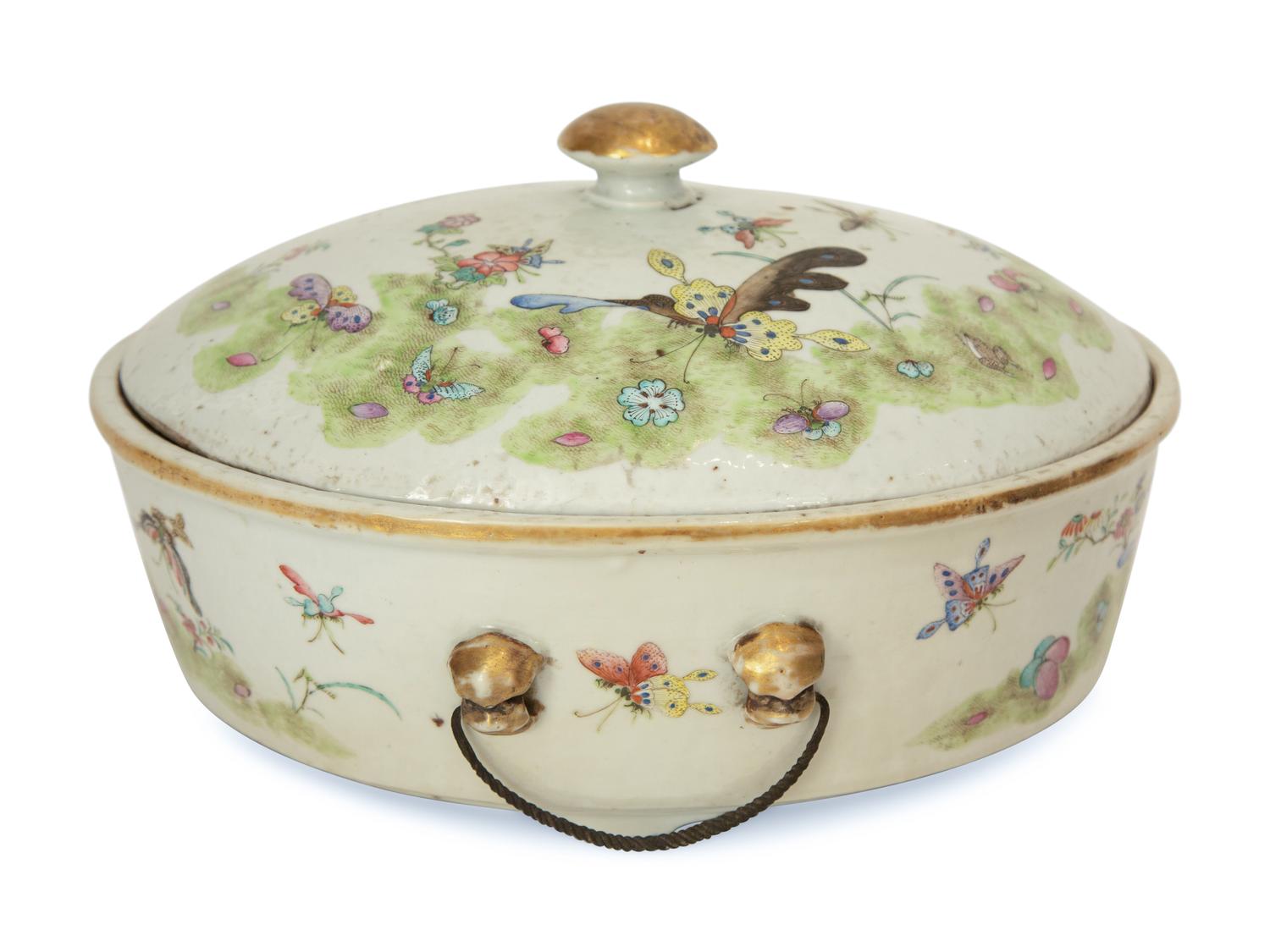 A Chinese Export Porcelain Covered Tureen