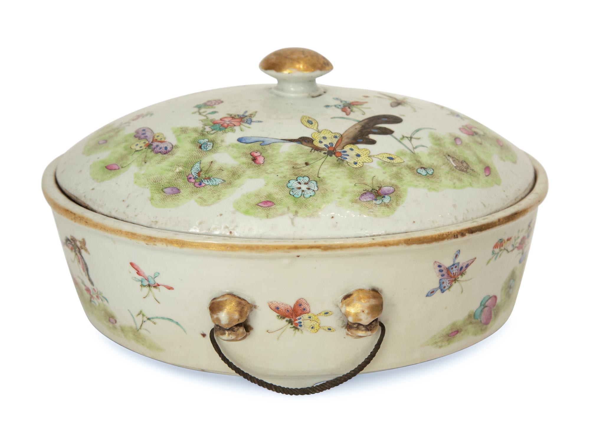 A Chinese Export Porcelain Covered Tureen