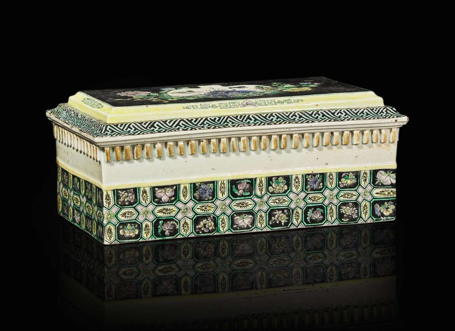 An unusual Chinese famille noire rectangular porcelain stand or cover 黑彩瓷座或蓋子
