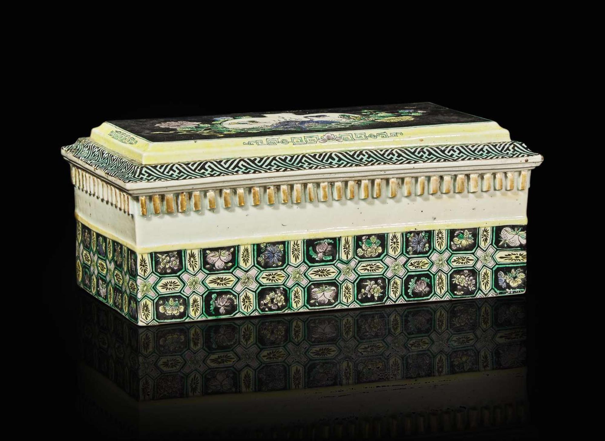 An unusual Chinese famille noire rectangular porcelain stand or cover 黑彩瓷座或蓋子