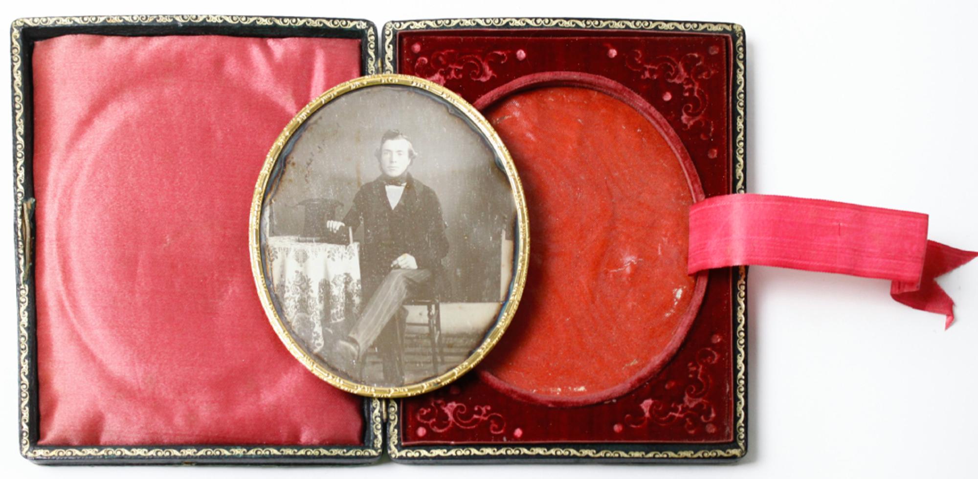 [Daguerreotype] A Fine Portrait in Oval