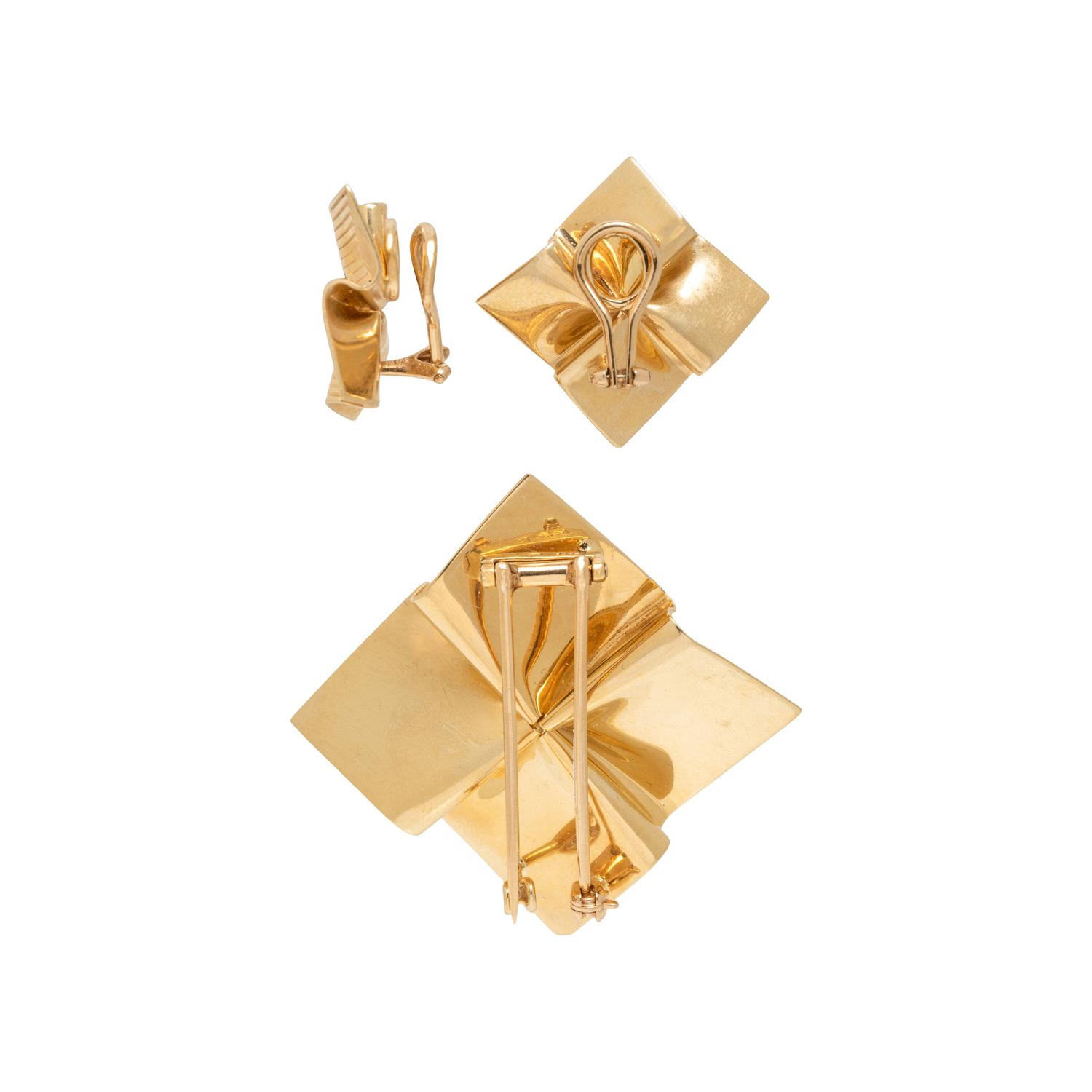 MCTEIGUE, YELLOW GOLD BROOCH AND EARRINGS