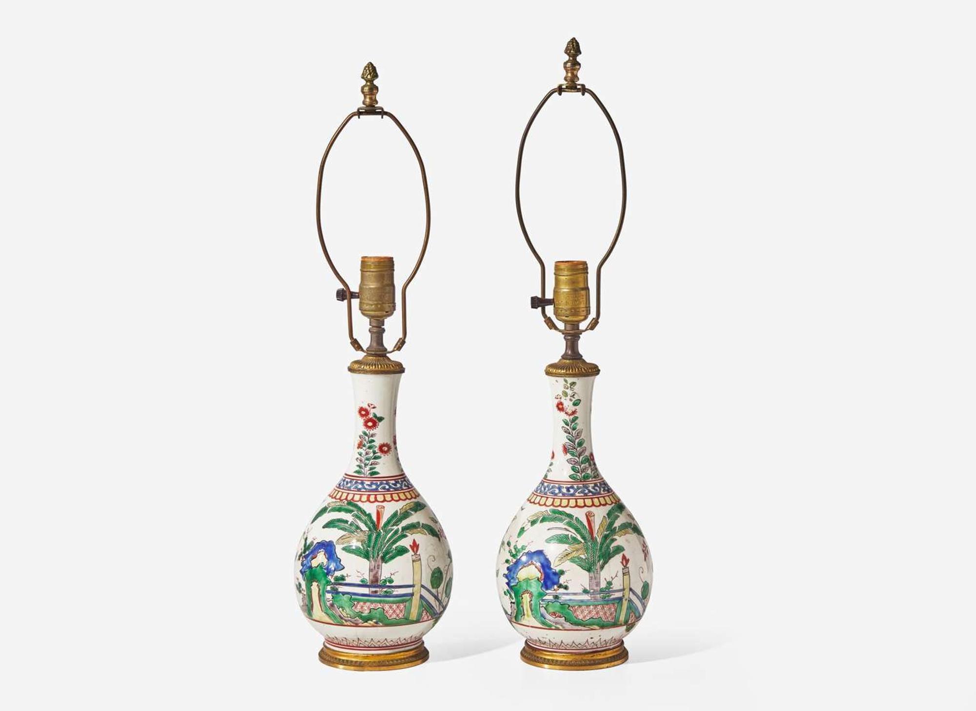 A pair of Japanese Kakiemon palate vases, early 18th century 日本花樽改制檯燈一對 十八世紀初