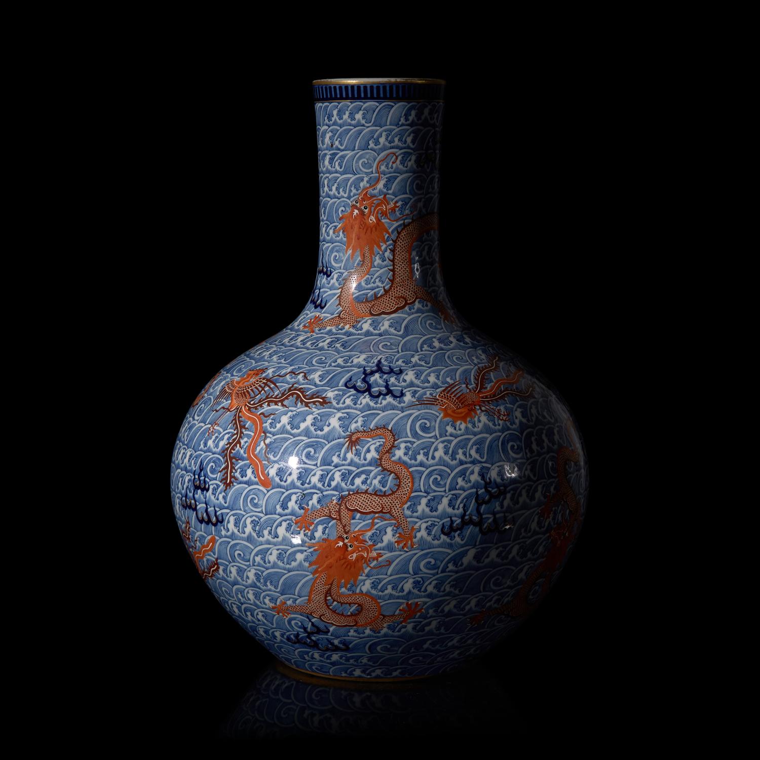 A Large Chinese "Dragon" Vase, Tianqiuping, Qianlong Mark 乾隆款 青花 礬紅彩 龍紋天球瓶